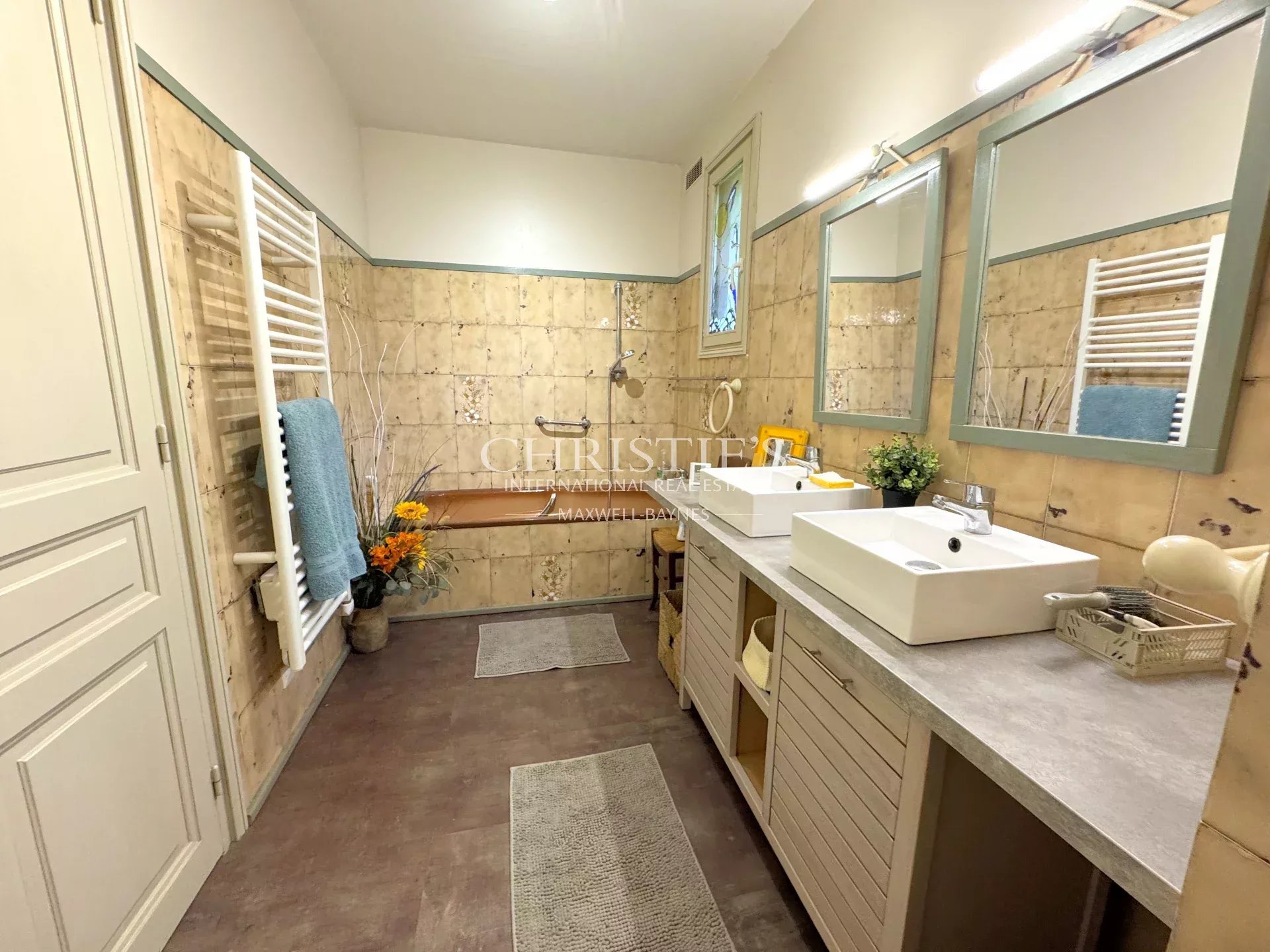 6 Bedroom Villa/Townhouse's Image 21