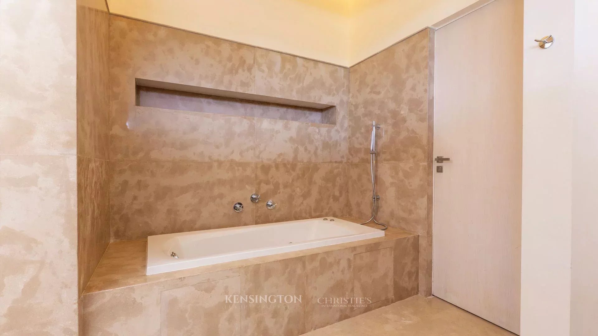 6 Bedroom Villa/Townhouse's Image 28