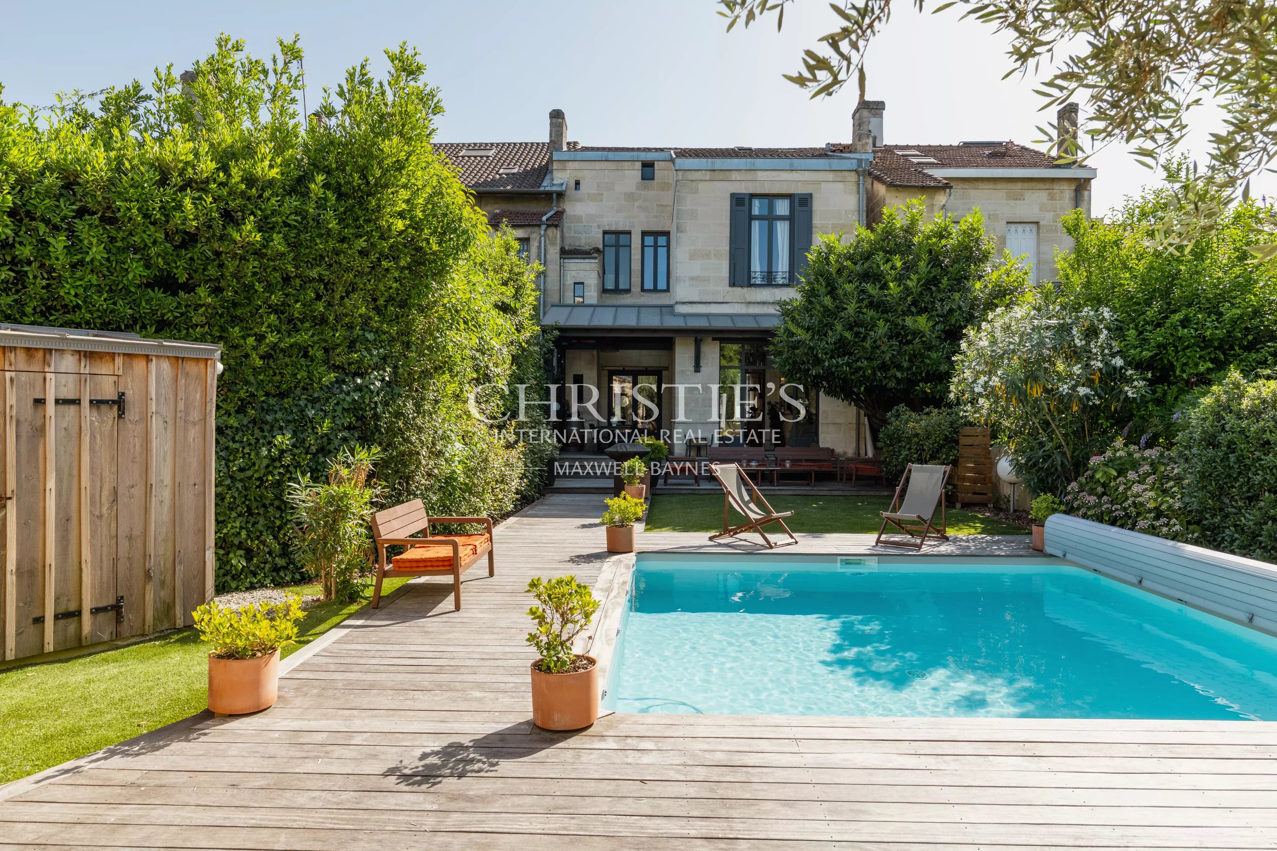 MAISON DE MAÎTRE RÉNOVÉE AVEC MAISON D'INVITÉS, PISCINE ET GARAGES