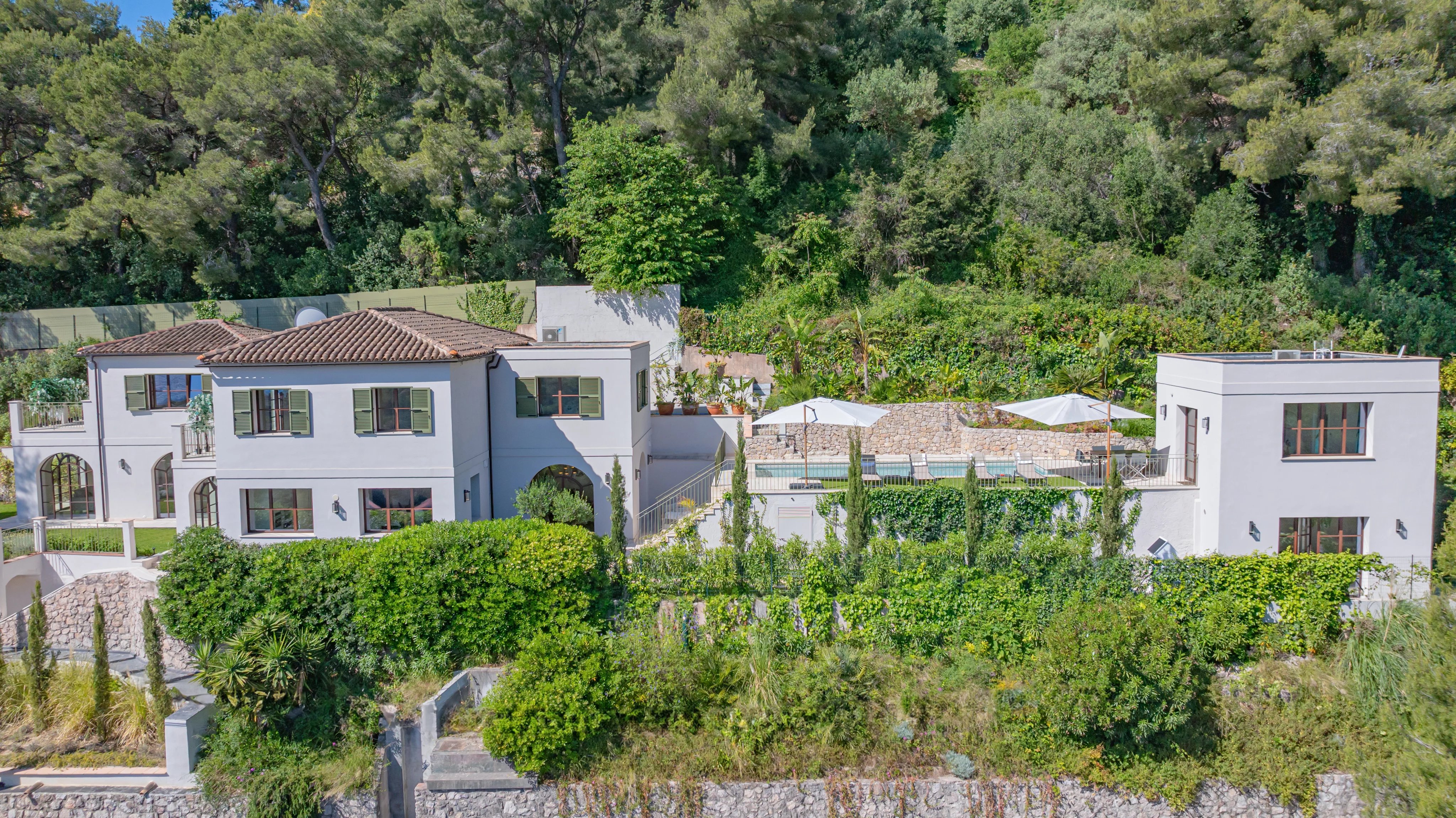 ROQUEBRUNE CAP MARTIN - NEOCONTEMPORARY VILLA - 5 BEDROOMS - PANORAMIC SEA VIEW - SWIMMING POOL - GARAGES