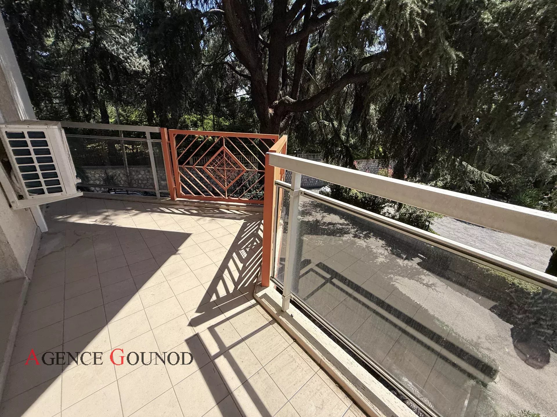 BAS AVENUE DE LA LANTERNE – 2 PIÈCES REFAIT À NEUF AVEC TERRASSE ENSOLEILLÉE