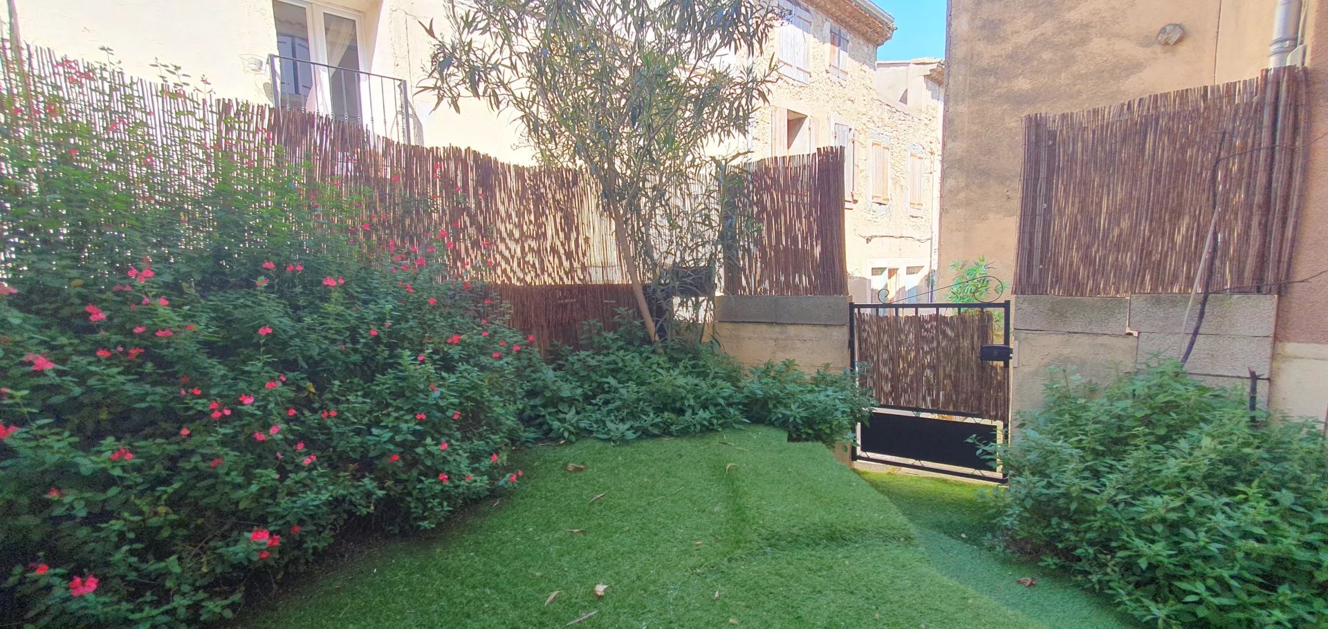 Charmante maison de ville avec terrasse et garage à Saint-Marcel-d’Aude
