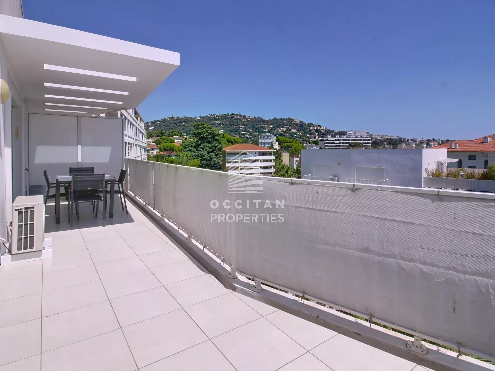 Top floor - 600 metres from Rue d'Antibes in a quiet location -