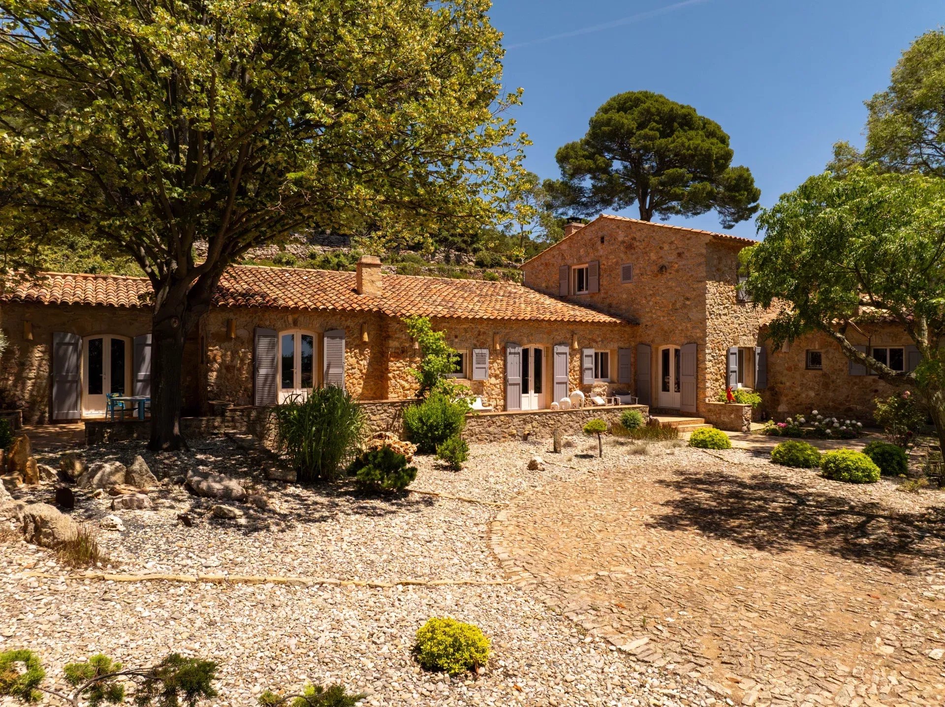 PRESTIGIEUX MAS DE PROVENCE DANS UN CADRE IDYLLIQUE