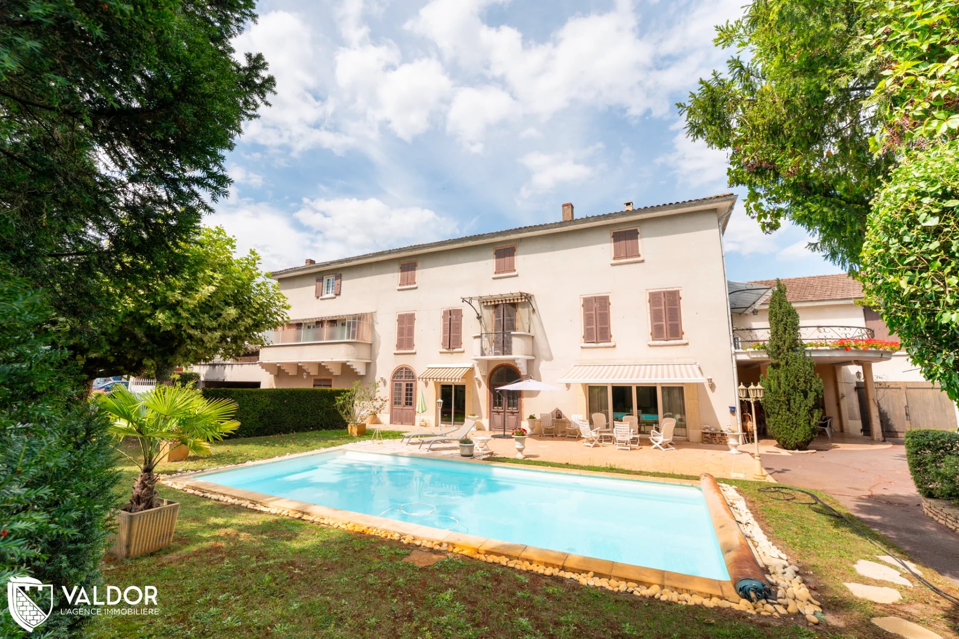 Propriété de 365 m² avec dépendances et 2 appartements