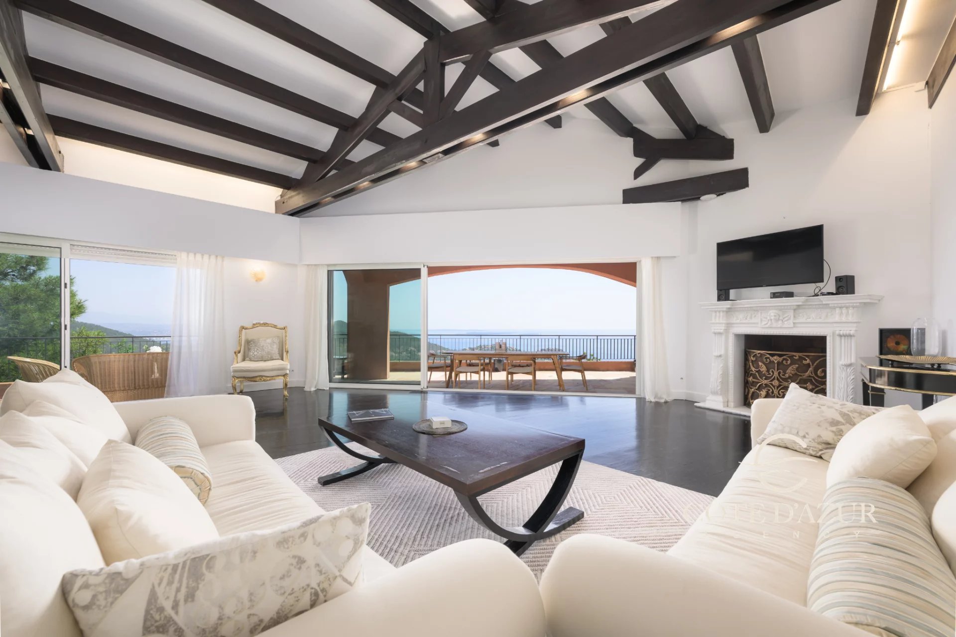 Exceptional property with panoramic sea views 6