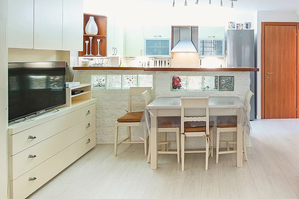 MENTON CITY CENTER – BRIGHT MEZZANINE 1-BEDROOM APARTMENT WITH TERRACE IN A BELLE ÉPOQUE RESIDENCE
