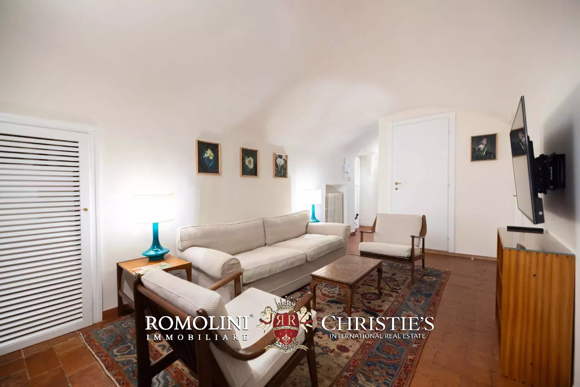 PRACHTVOLLER RESTAURIERTER PALAZZO MIT BLICK AUF DAS HISTORISCHE ZENTRUM VON FLORENZ ZU VERKAUFEN