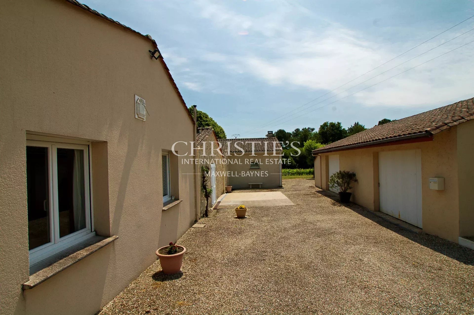 2 Bedroom Vineyard's Image 6