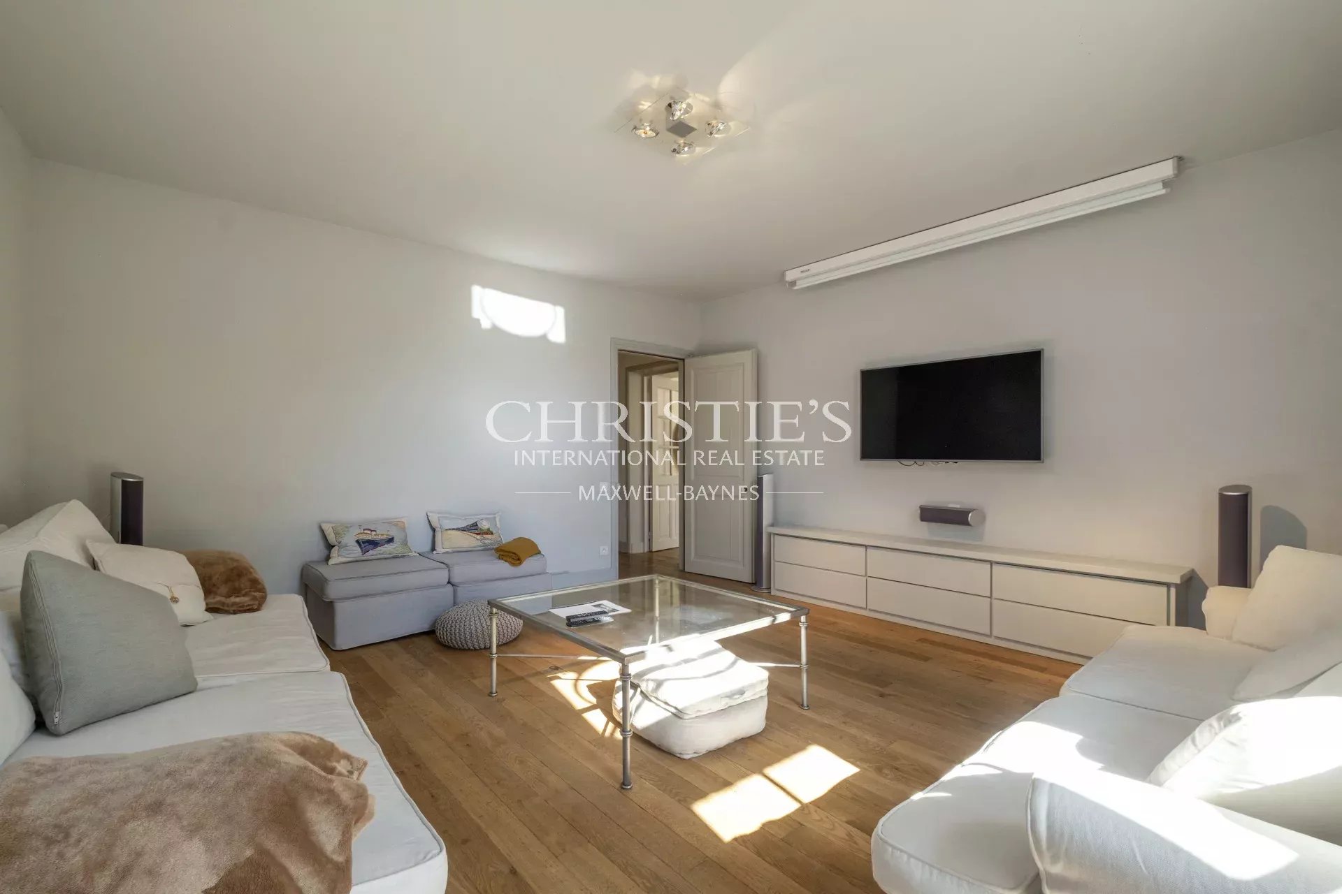 10 Bedroom Villa/Townhouse's Image 13