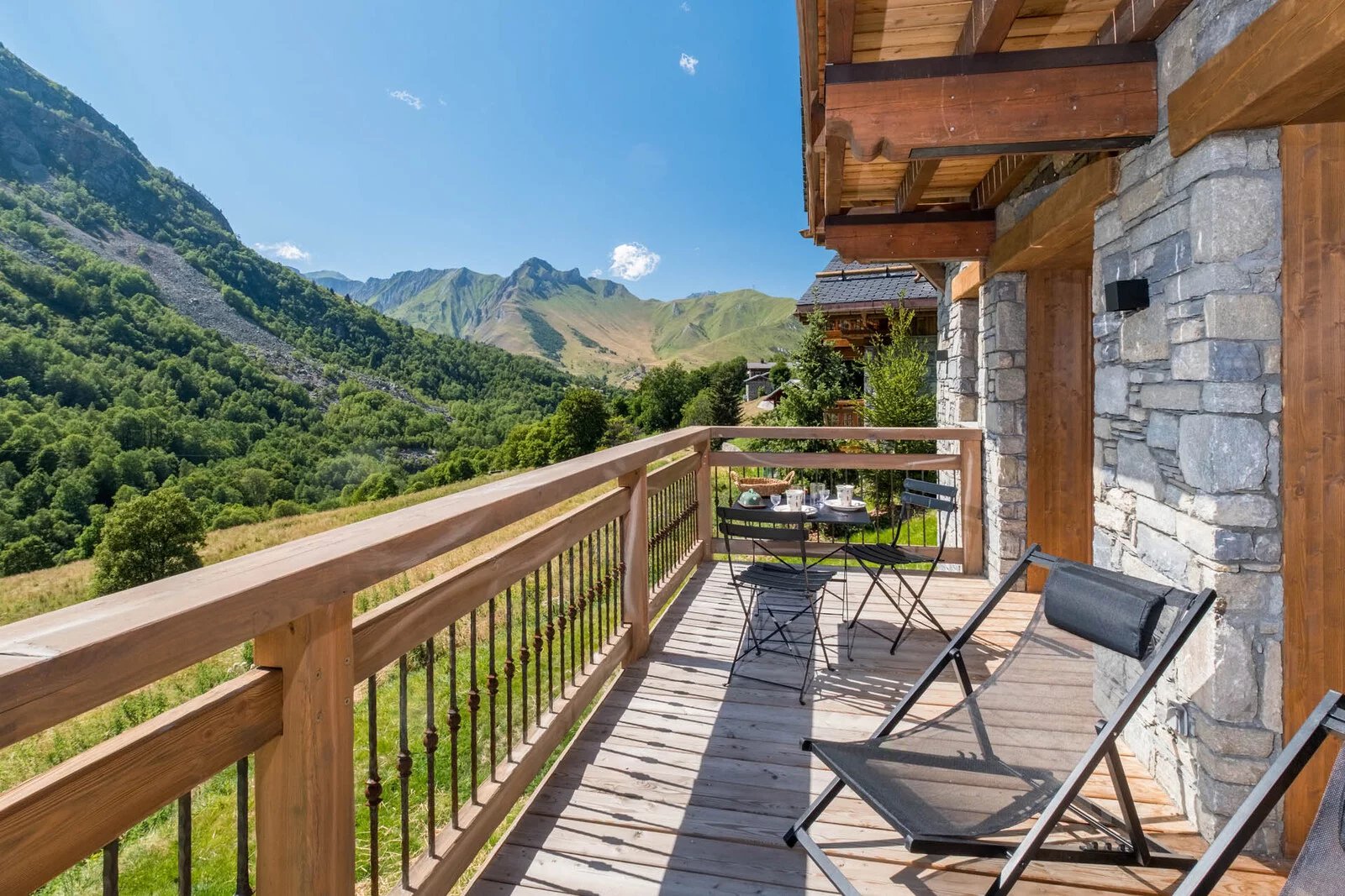 CHALET NEUF AU COEUR DU VILLAGE