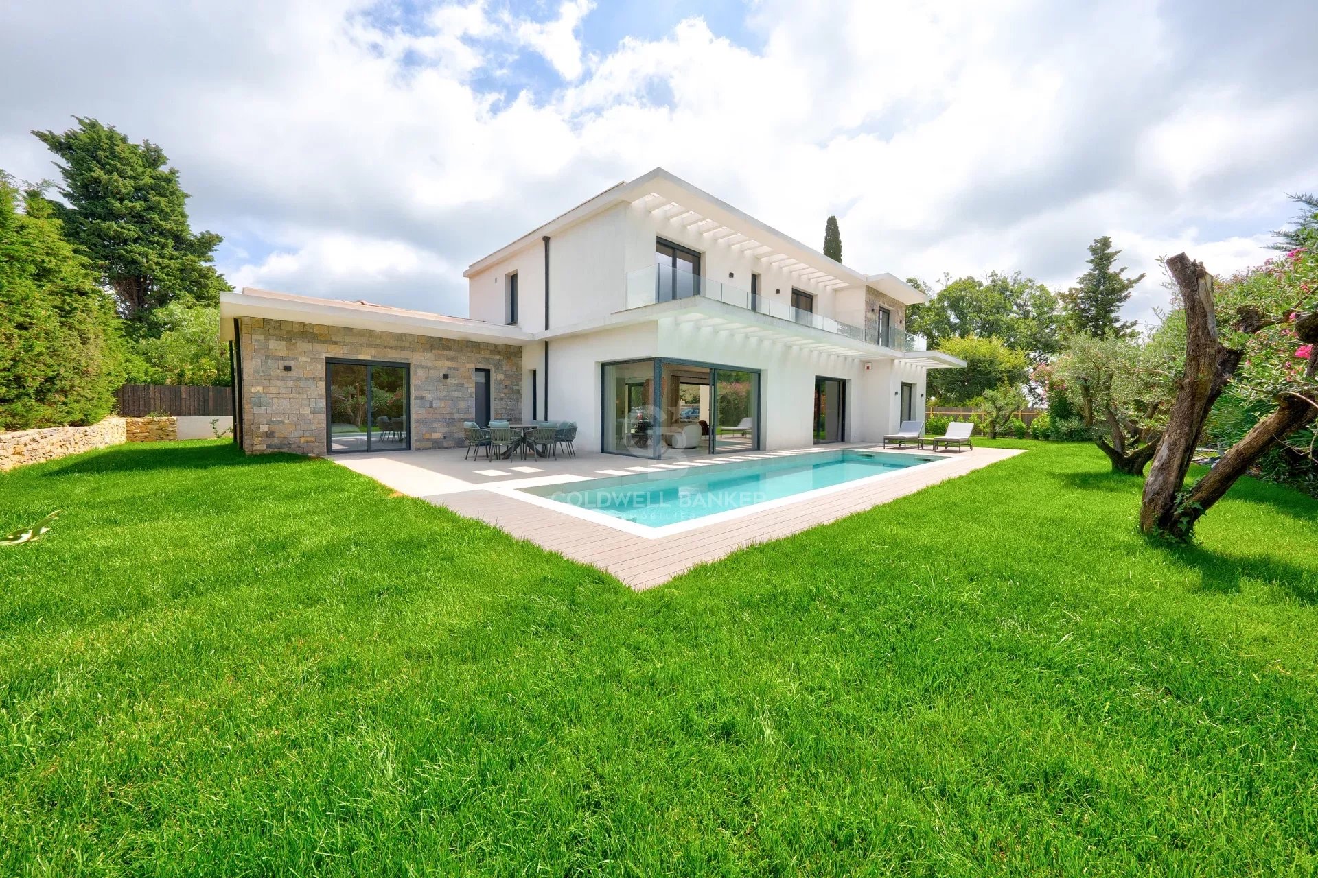 06250 MOUGINS VILLA