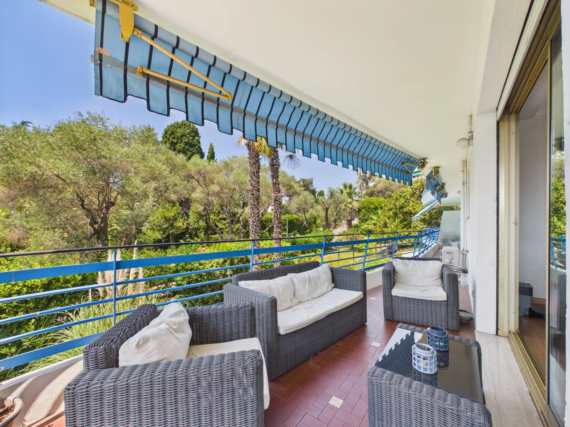 Appartement 4 pièces d'angle avec vaste terrasse - Résidence Parc et Piscine - Garage en sous-sol