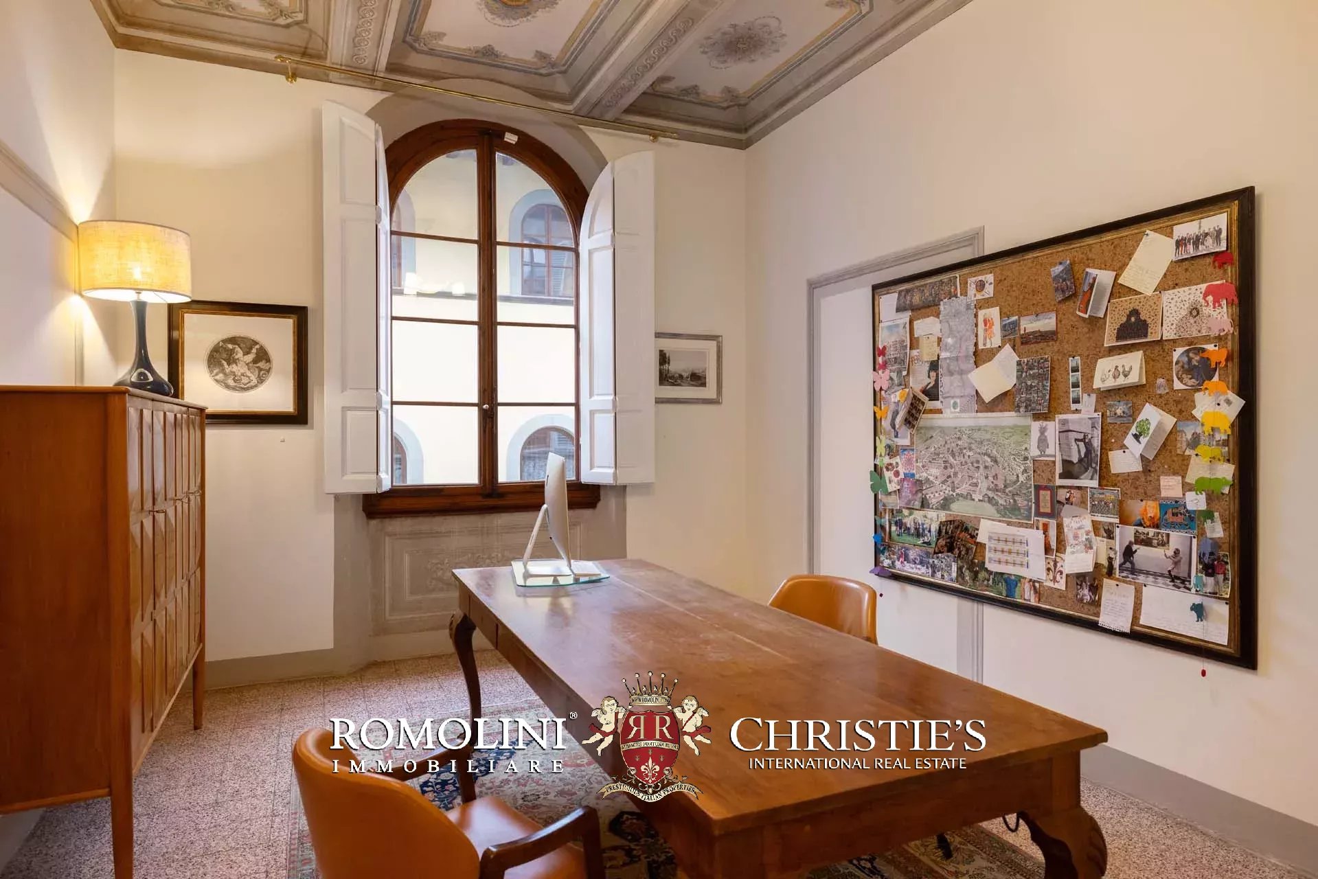 PRACHTVOLLER RESTAURIERTER PALAZZO MIT BLICK AUF DAS HISTORISCHE ZENTRUM VON FLORENZ ZU VERKAUFEN