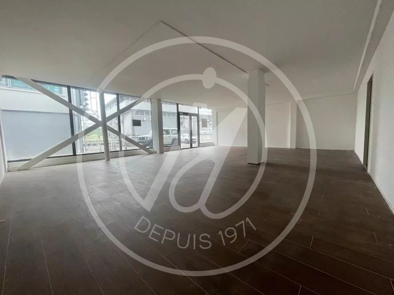 À louer 100 m2 Local commercial à JARRY