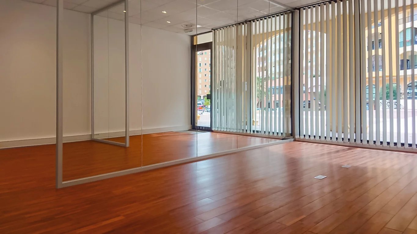 BEAU BUREAU ADMINISTRATIF AVEC VITRINE