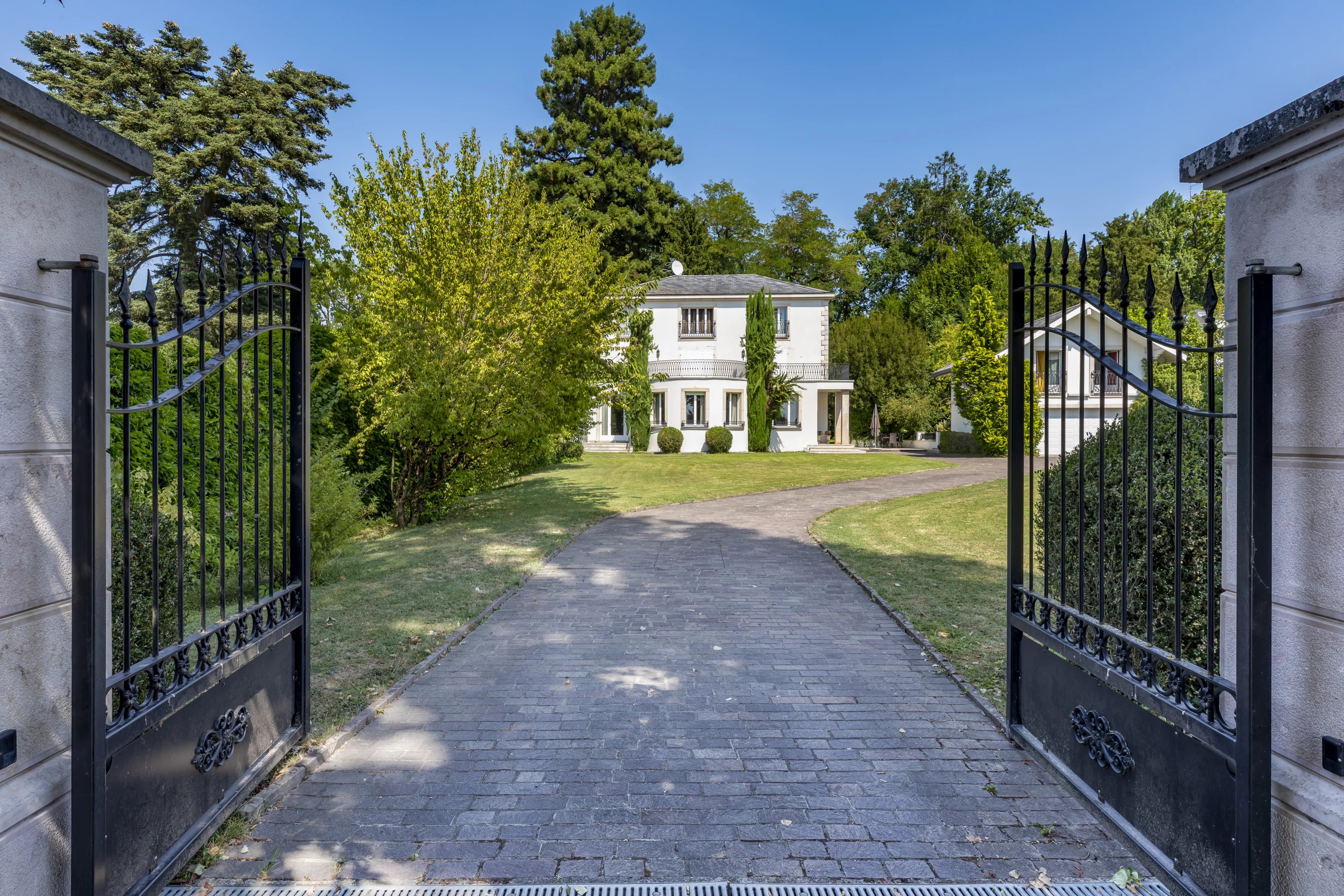 Elegant family residence in Collonge-Bellerive