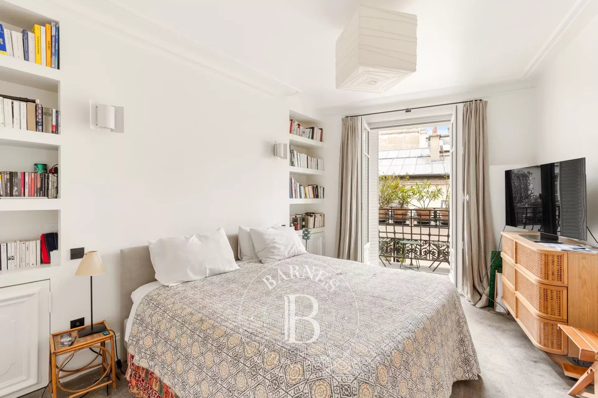Apartment for sale - Paris 3 - 3 bedrooms - unobstructed views - lift - concierge - picture 10