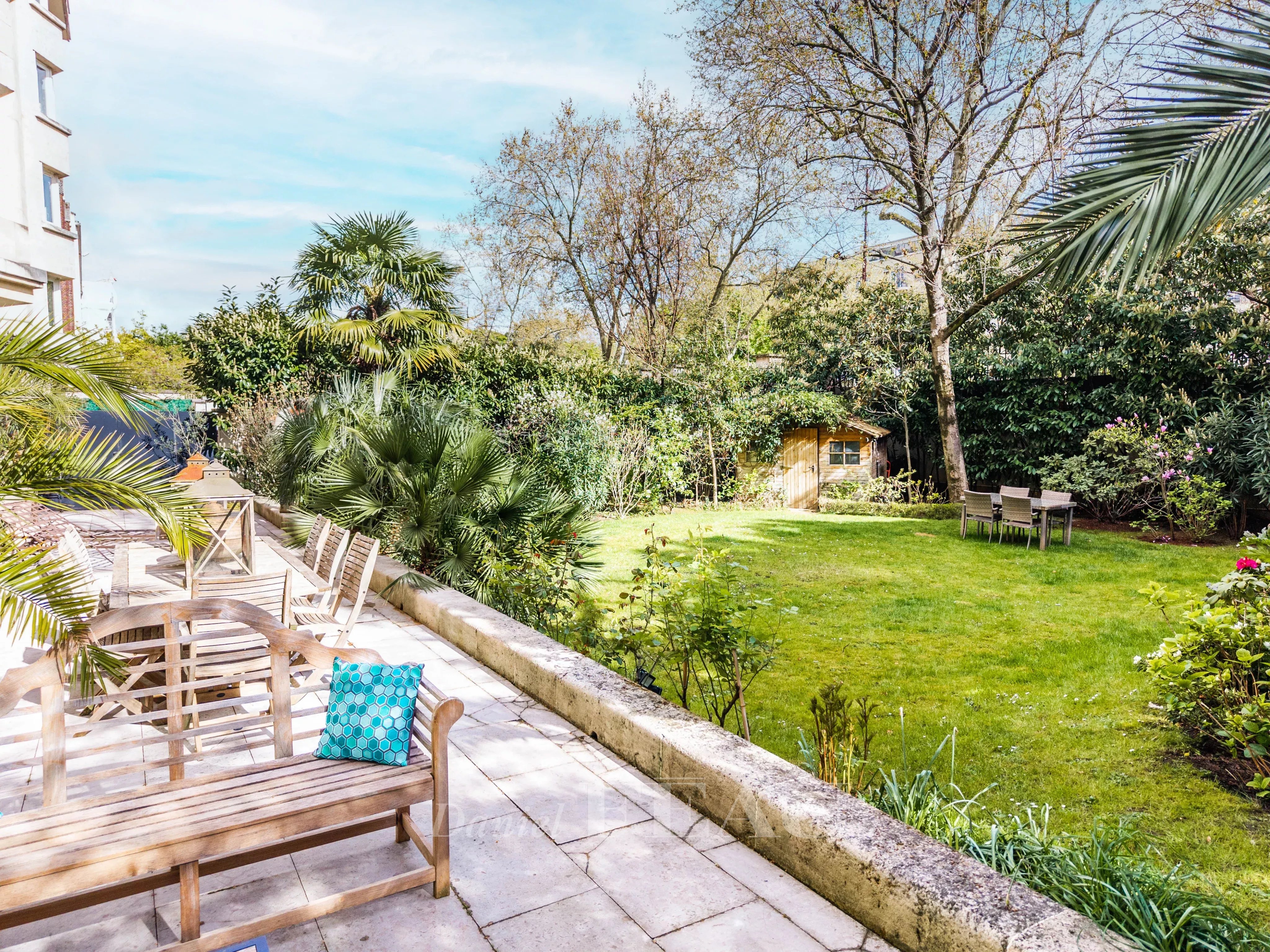 Neuilly-sur-Seine  -  An ideal family apartment  with a garden