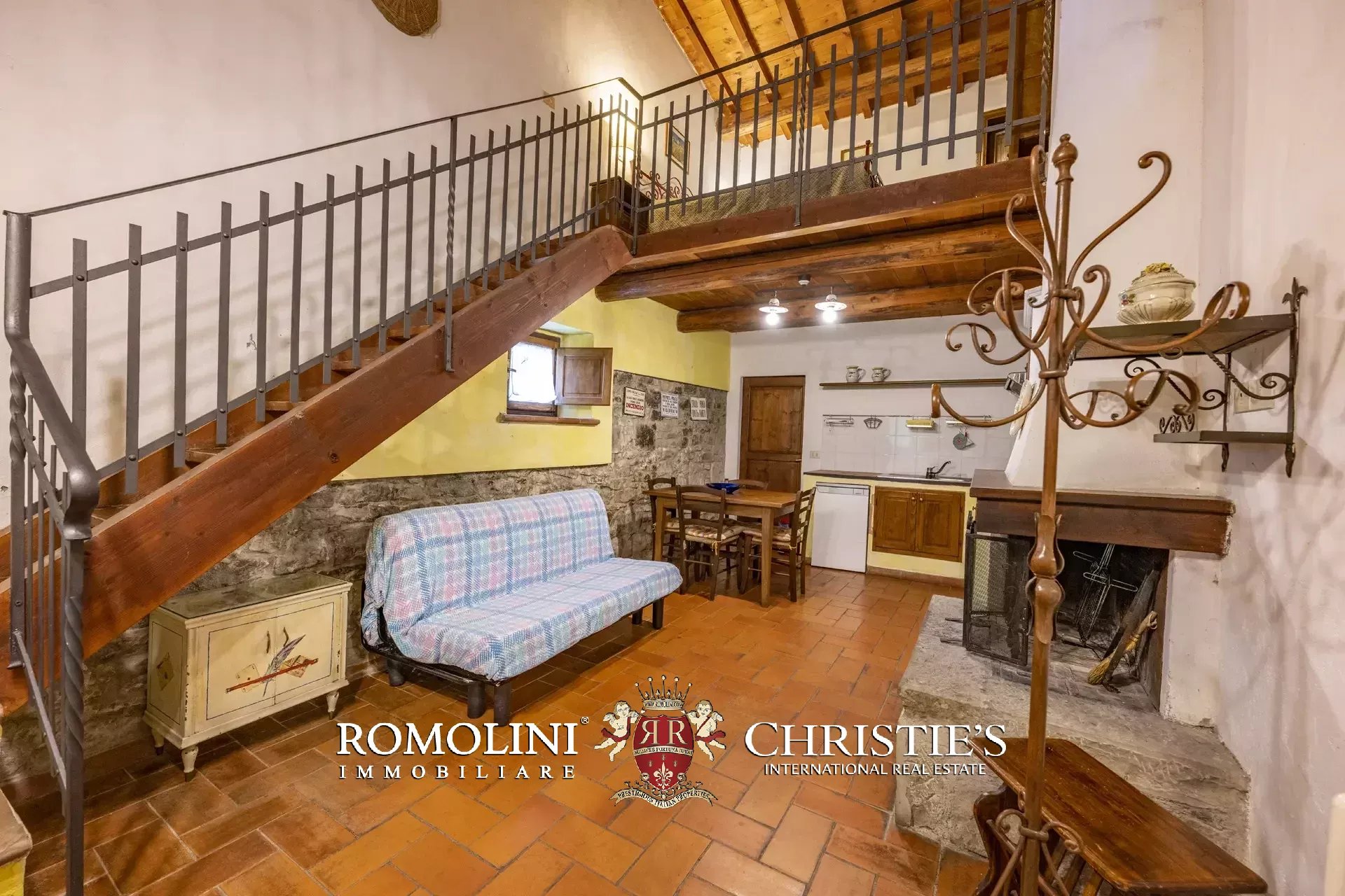 101-HA ESTATE WITH NATURAL SPRINGS FOR SALE BETWEEN AREZZO AND FLORENCE