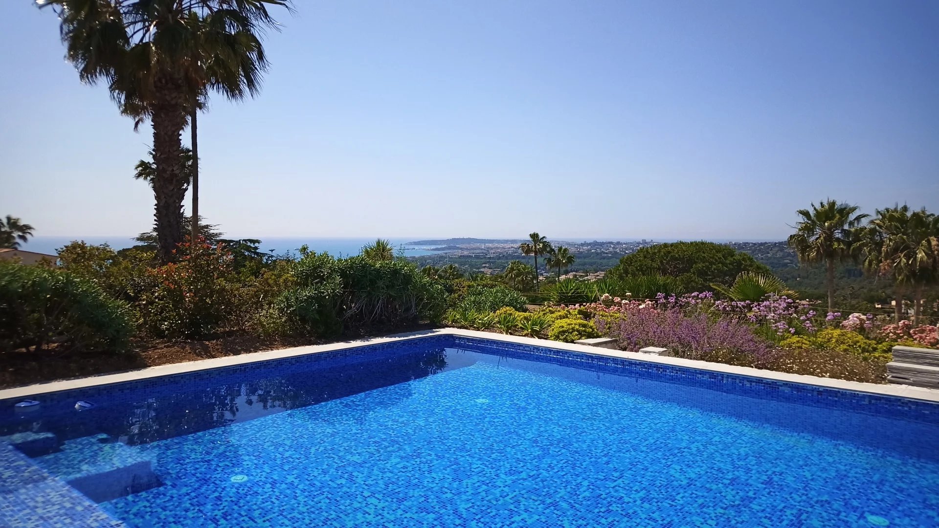 Villa d'exception dans un domaine hautement sécurisé avec une vue imprenable sur la mer