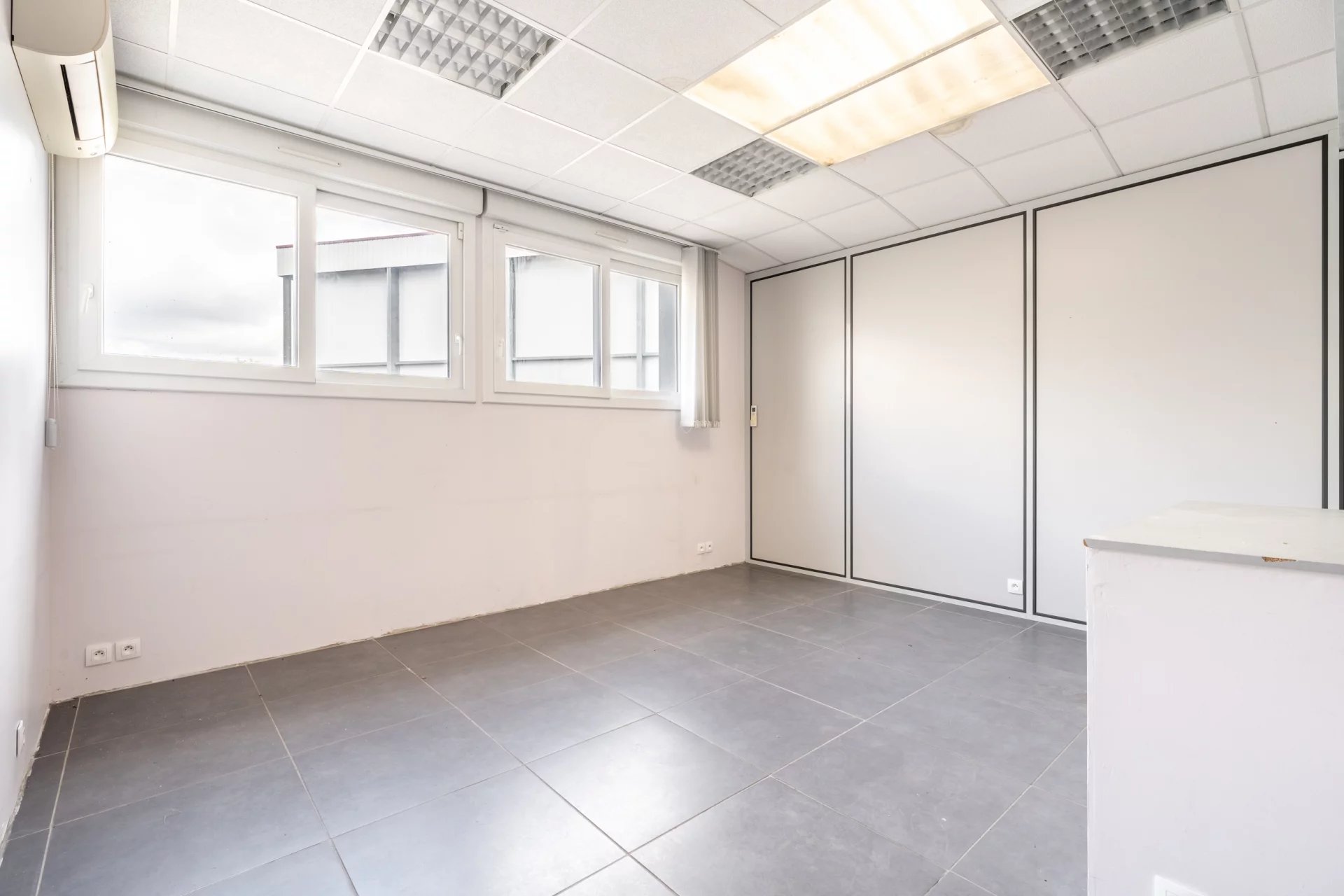 Bureaux à louer – 3 pièces – 69380 Lissieu – 2 parkings  - 84 m²