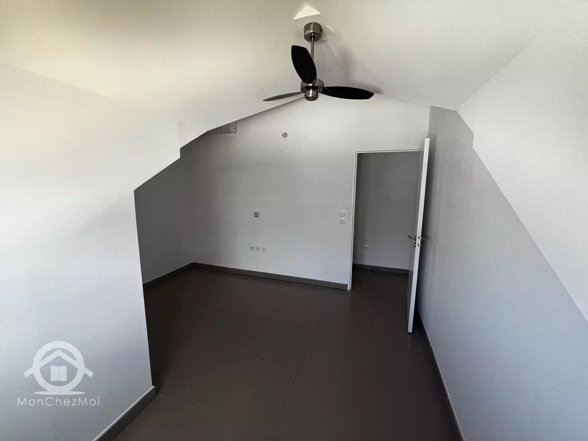 SAINT GILLES LES BAINS  Petite résidence de charmes : F4 Duplex Exceptionnelle à 420 000 euros !