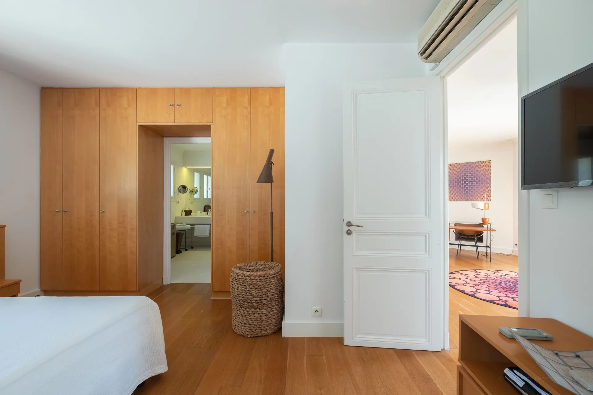 Provencal villa with flat gardens, pool and sea views