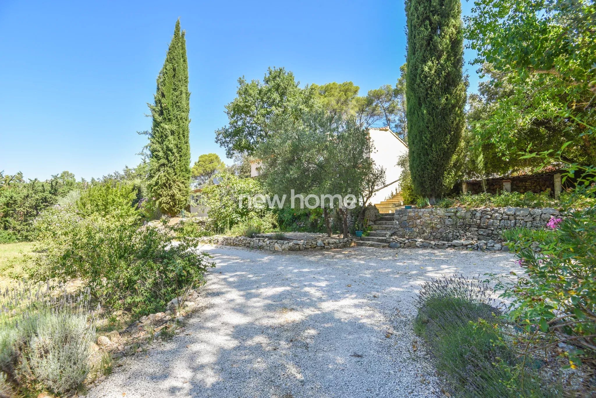 Maison 4 chambres au clame sur un beau terrain arboré
