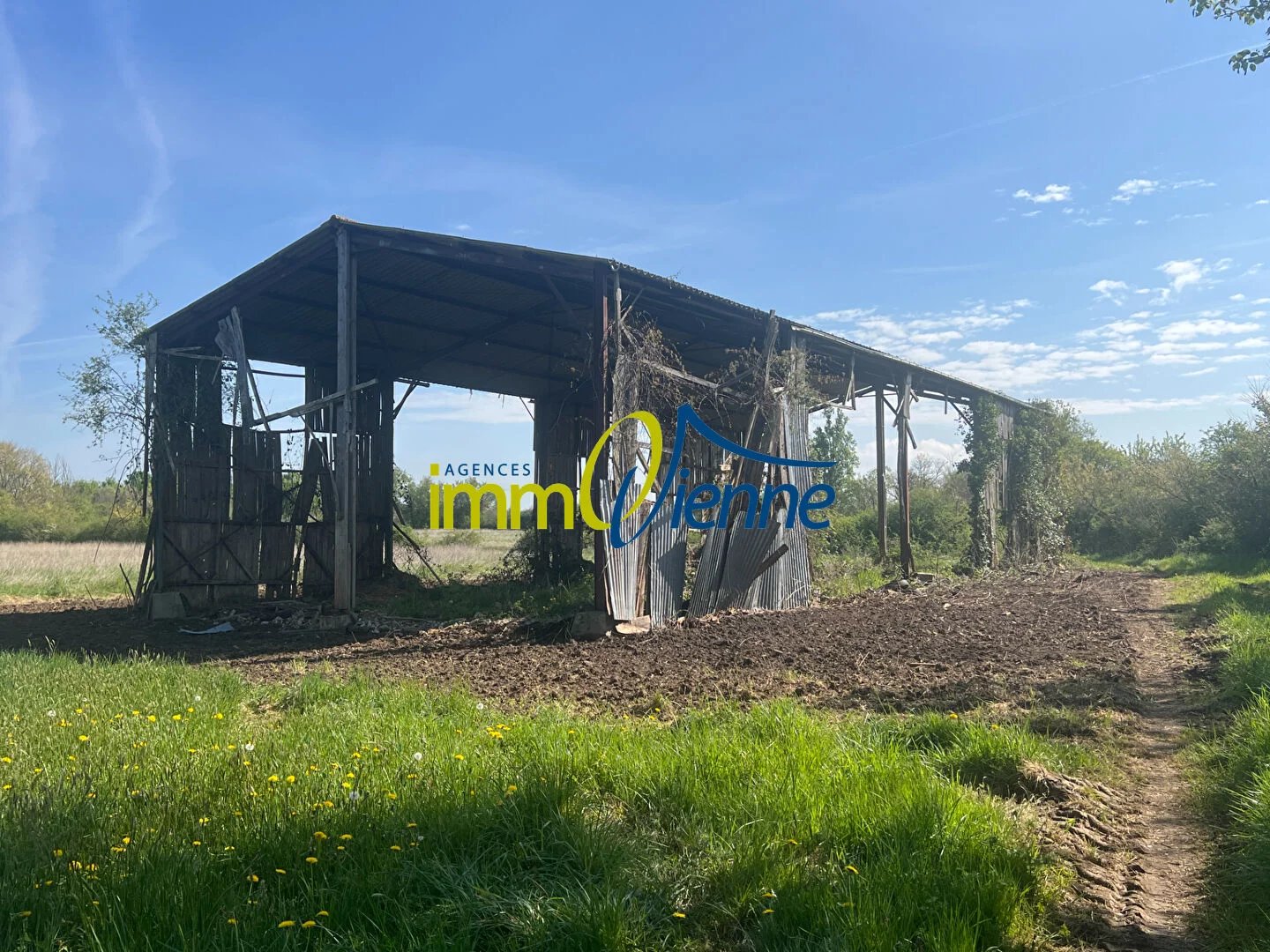 Terrain VERNON 7310 m² avec bâtiment agricole.