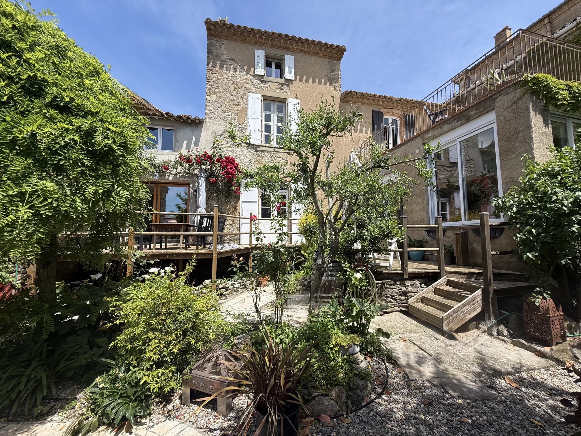 Propriété en pierre atypique de caractère avec jardin paysager et appartement indépendant