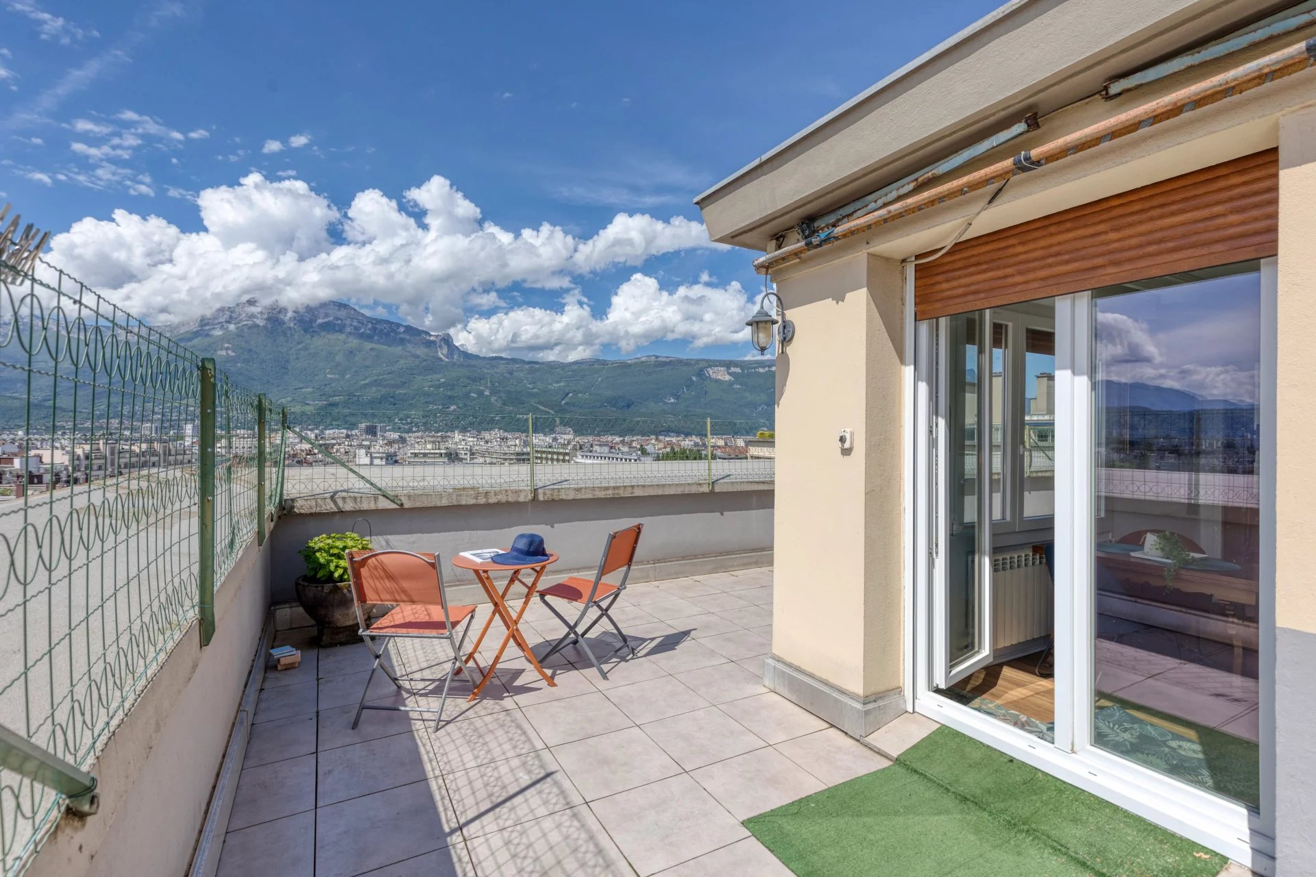 Paul Mistral, F2 dernier étage, 70 m² terrasse