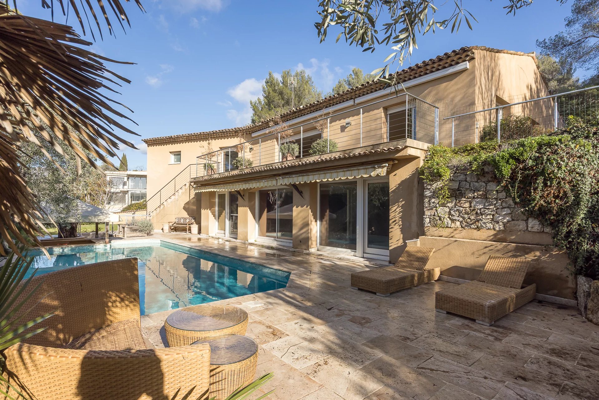 Roquefort-les-Pins : Provençal Property in a Gated Estate