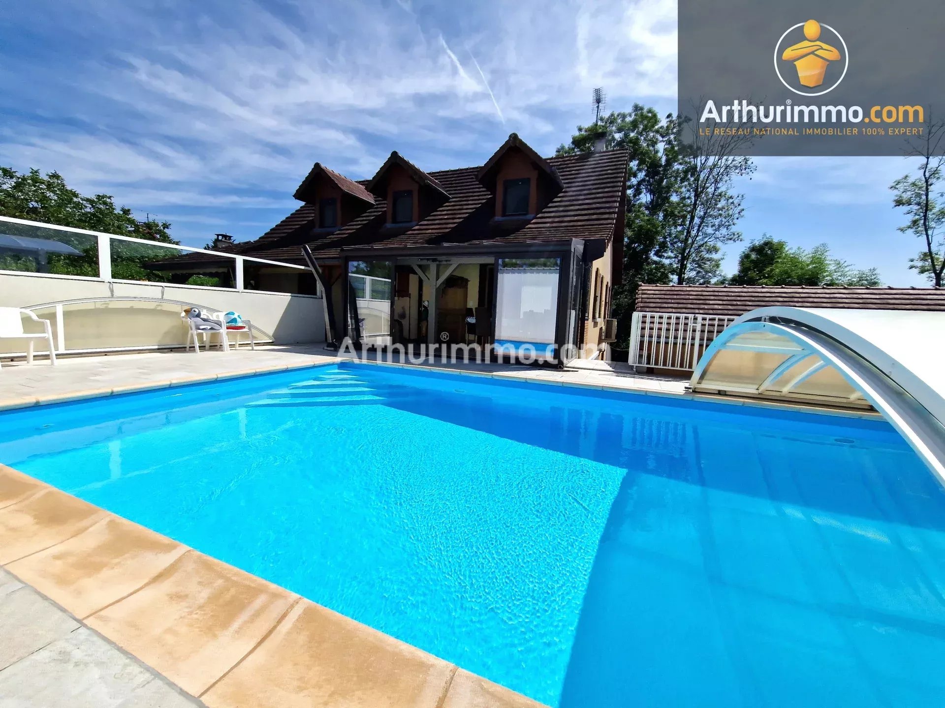 LONS Nord (39 JURA), à vendre maison 165 m², 4 chambres, 8 pièces, 1 piscine, 4 garages, terrain clos et arboré de 2 105 m².