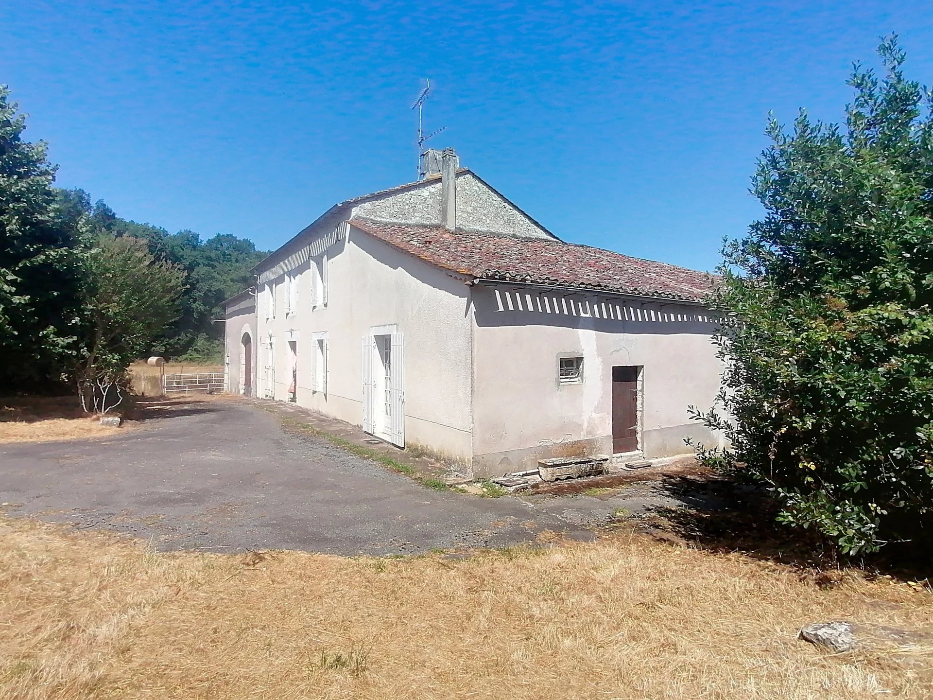 Nastringues : Propriété rurale 2 habitations à rénover, Dépendances sur 13 ha