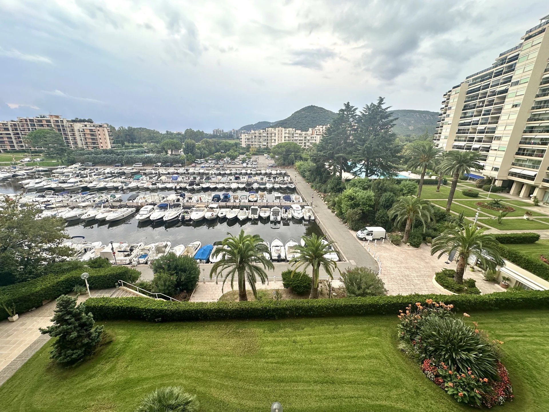 BEAU TROIS PIECES AVEC DEUX TERRASSES ET SUPERBE VUE SUR LE PORT