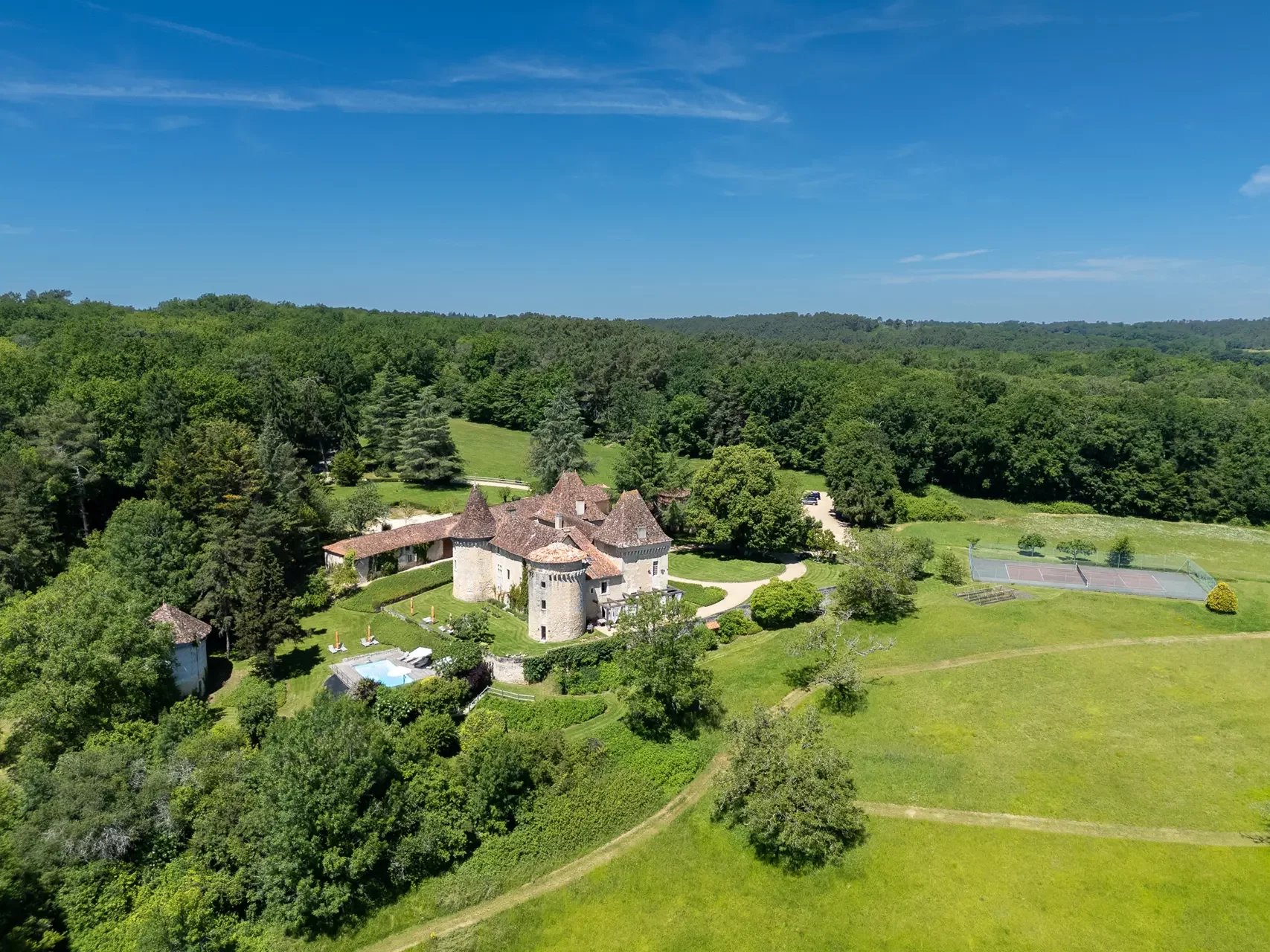 SCHLOSS MIT POOL UND TENNISPLATZ IN BORDEAUX ZU VERKAUFEN