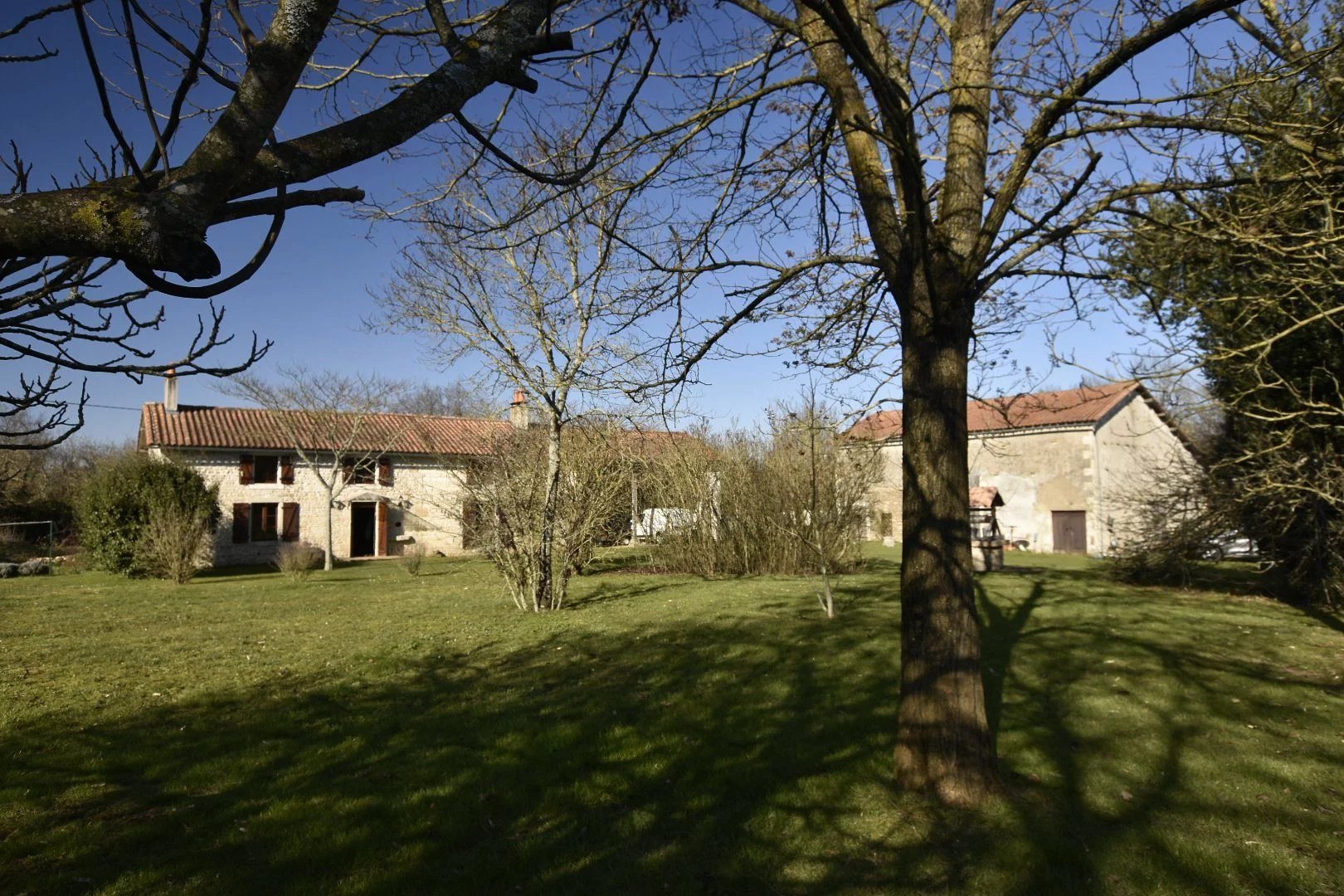 Belle maison en pierre rénovée de 4 chambres, une grande grange et de grands jardins