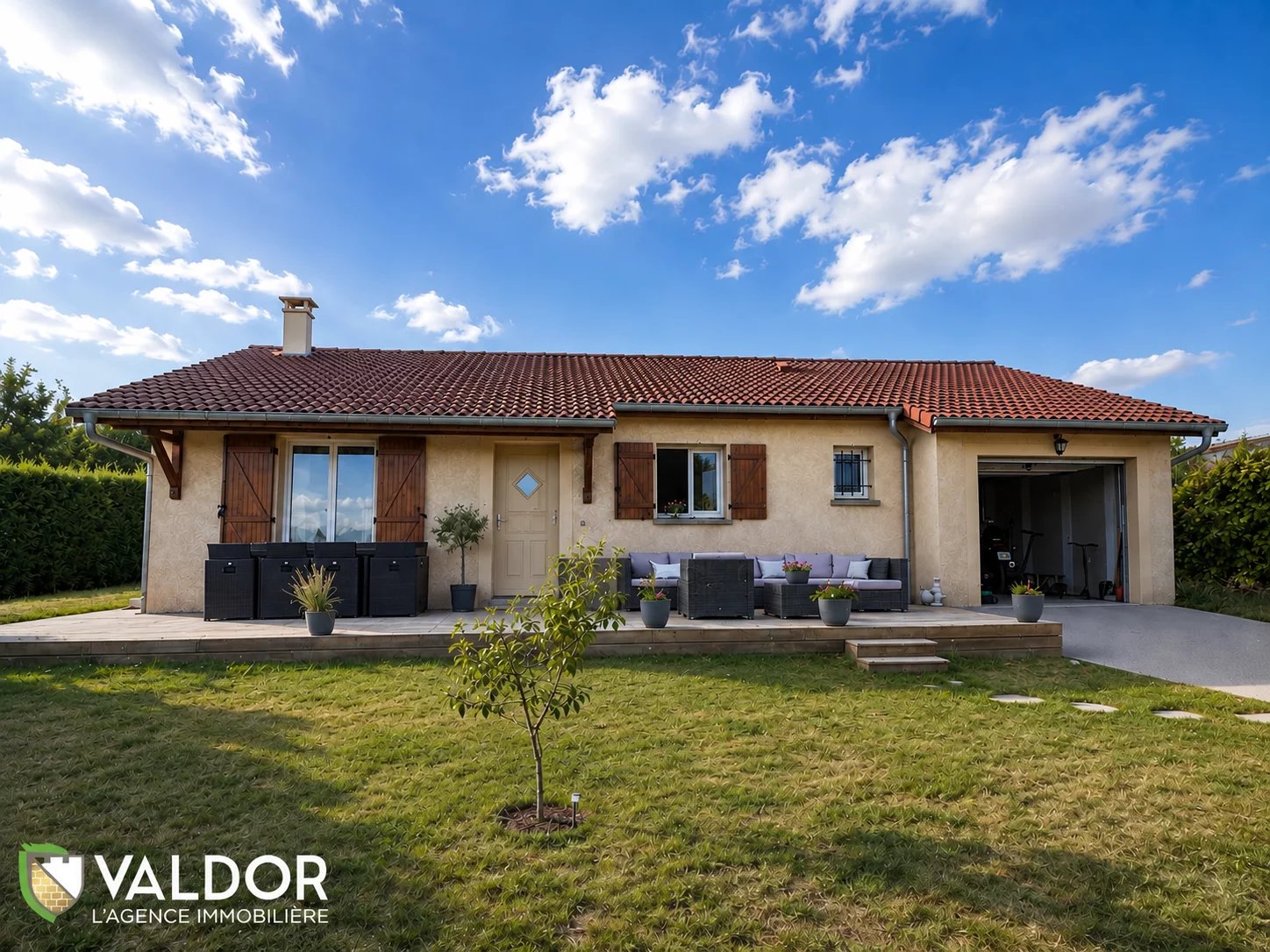 Maison trois chambres, avec garage et piscine.
