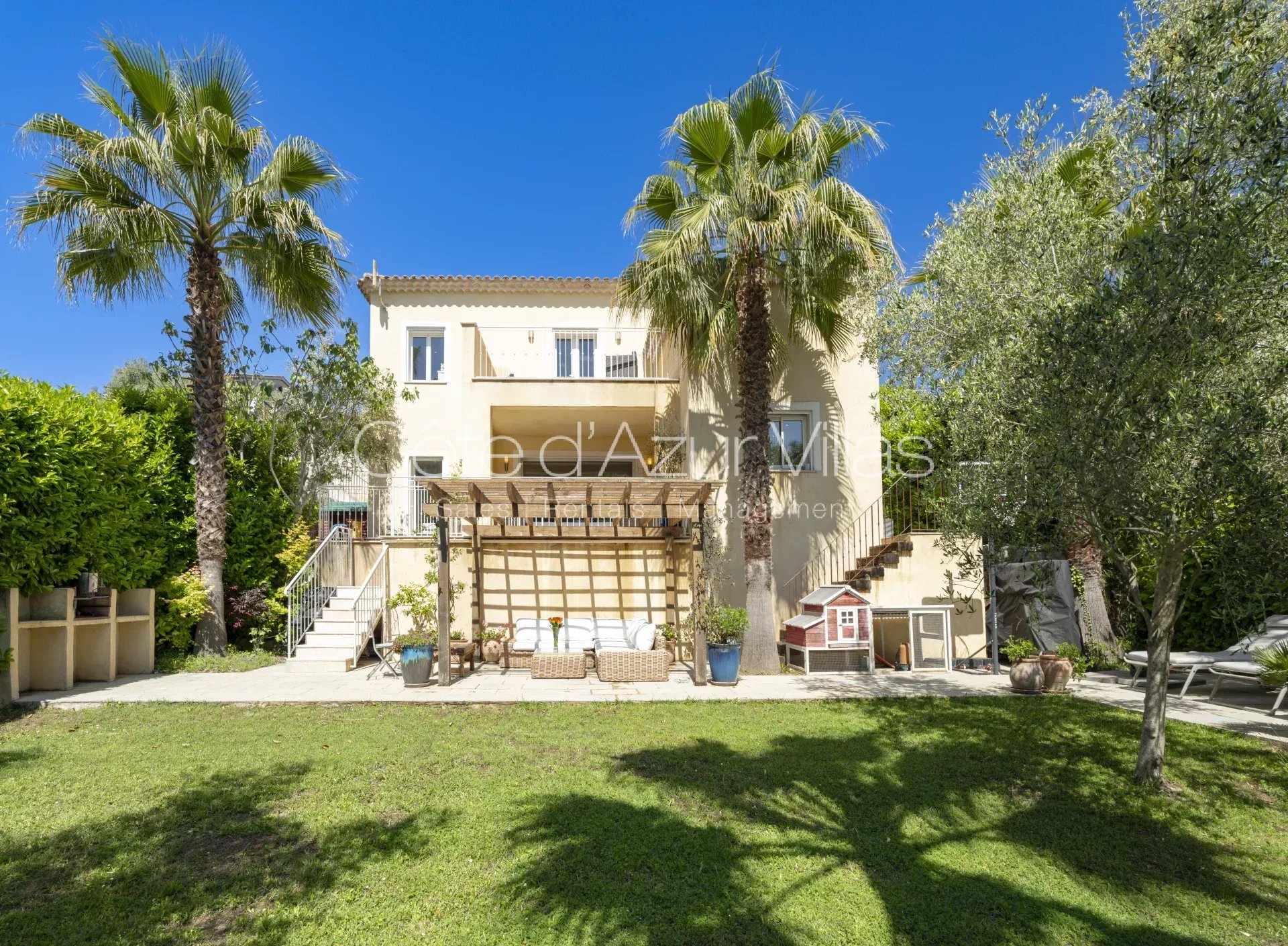 Villa familiale récente, à pied du village