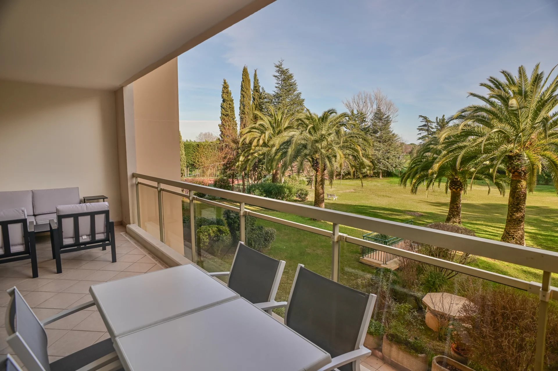 EXCLUSIVITE - Mandelieu - Face au golf Old Course -Proche des plages et golf, beau 3/4P , 30m² de terrasses + 2 parkings. Piscine, tennis, gardien