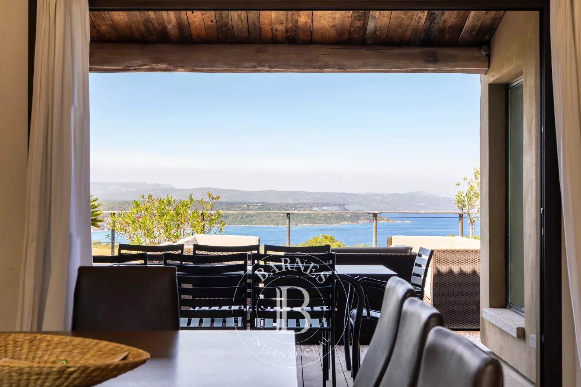 Exclusivité, Bonifacio, villa d'architecte, type bergerie, 4 chambres, piscine, vue mer et montagnes, proche plage