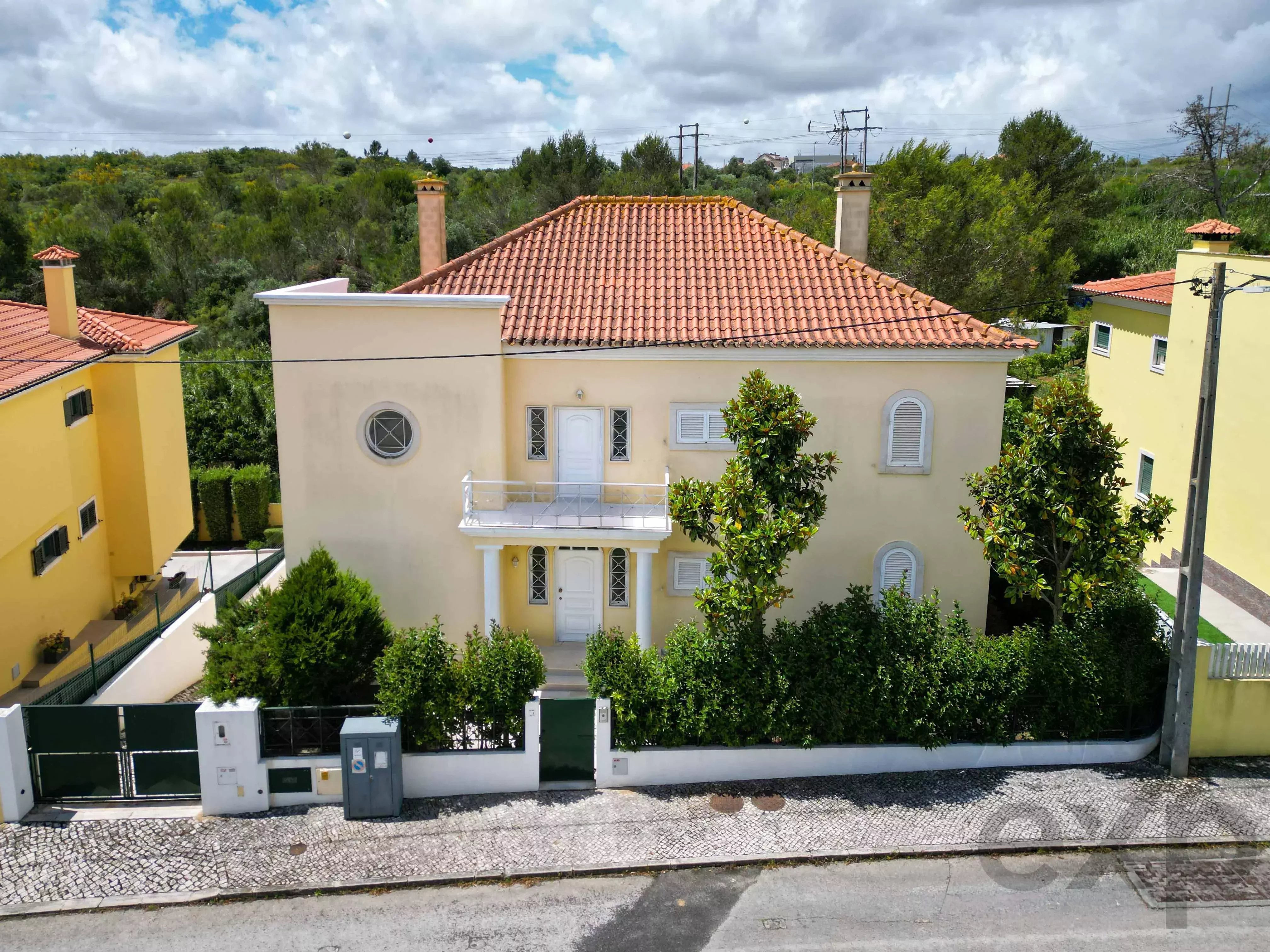 Luxury 4-bedroom villa just kilometers from Lisbon—Pure exuberance and comfort! 2625-000 image 1