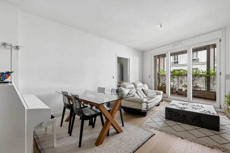 Paris 7  - Off market  - Deux chambres - Extérieurs - Ascenseur - Calme.