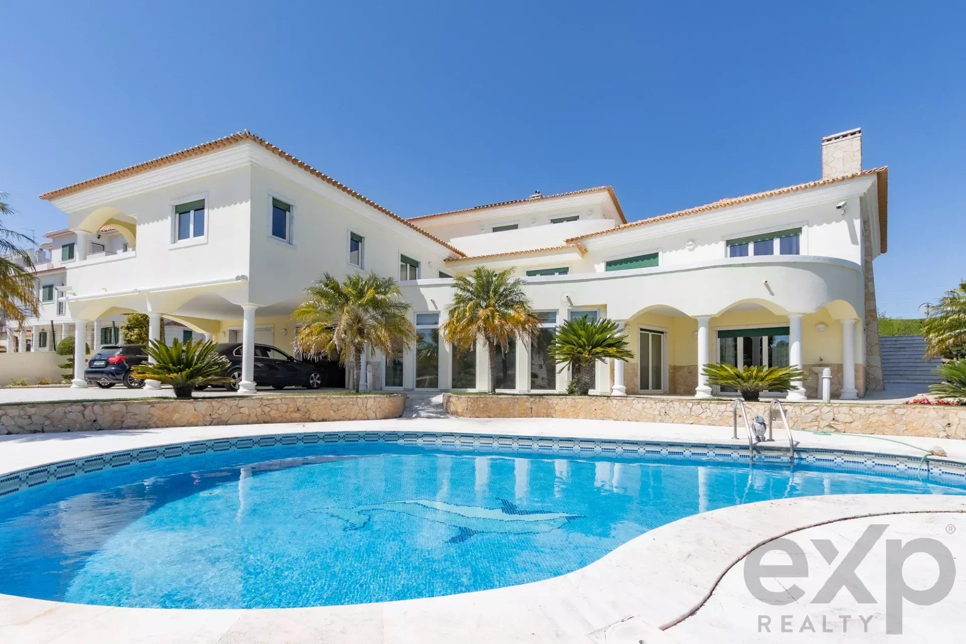 Luxurious 6-Room House with Modern Amenities