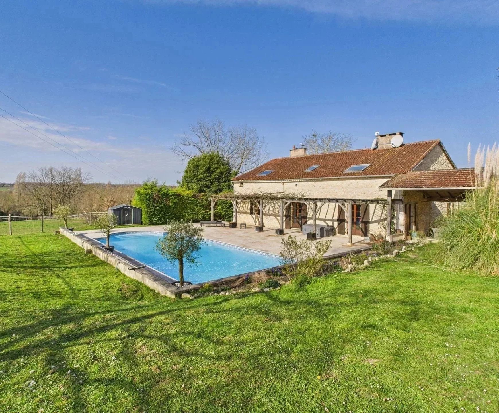 Stunning equestrian property with swimming pool in an idyllic setting