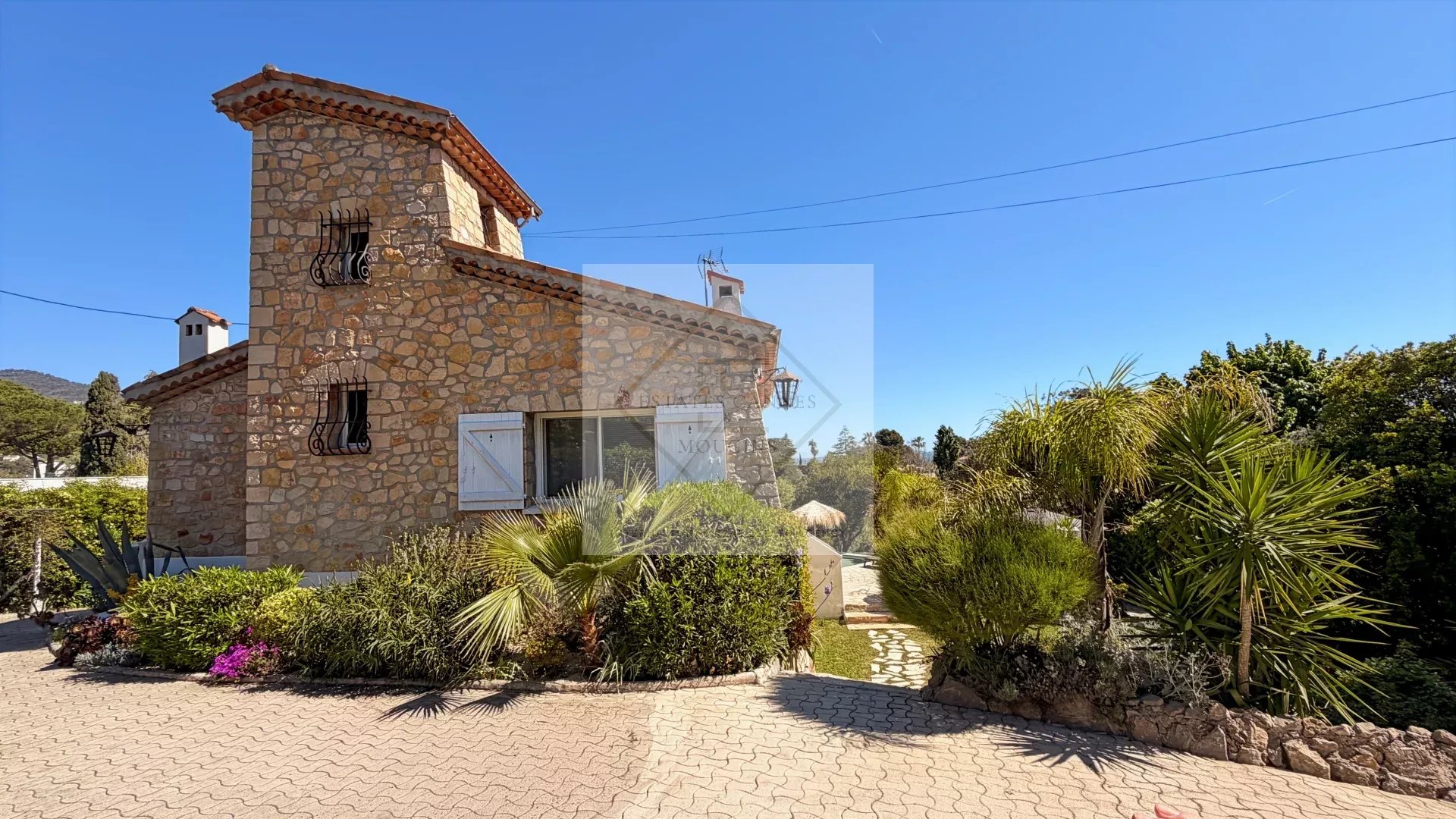 MANDELIEU — TERRAIN AVEC PROJET DE VILLA CONTEMPORAINE & PERMIS PURGÉ — photo 9