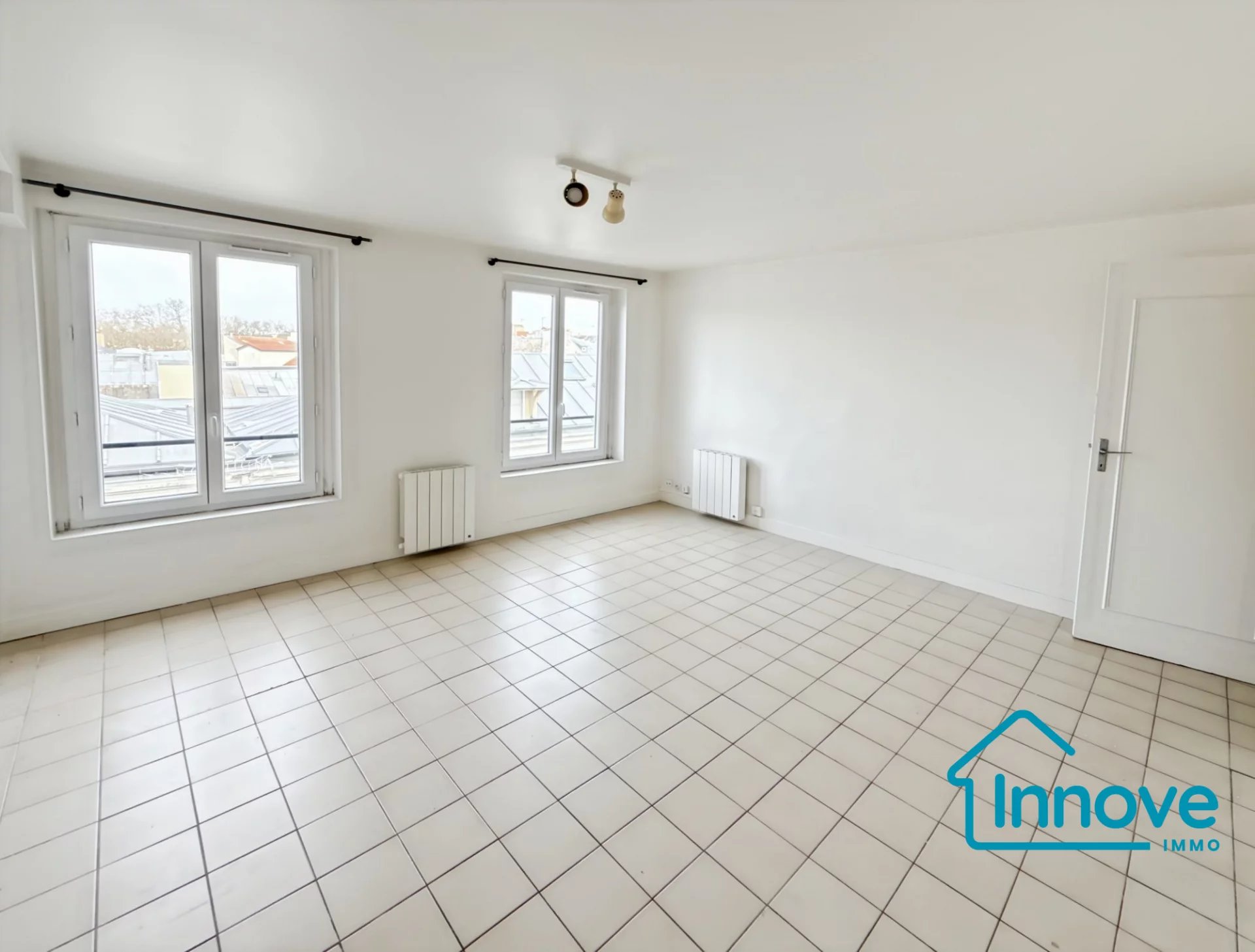 Studio lumineux au dernier étage- Quartier Notre-Dame