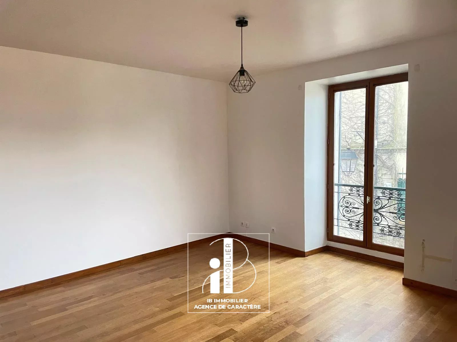 MORET-SUR-LOING - NEAR TOWN CENTER - 3-ROOM DUPLEX OF 80 m² WITH PARKING SPACES