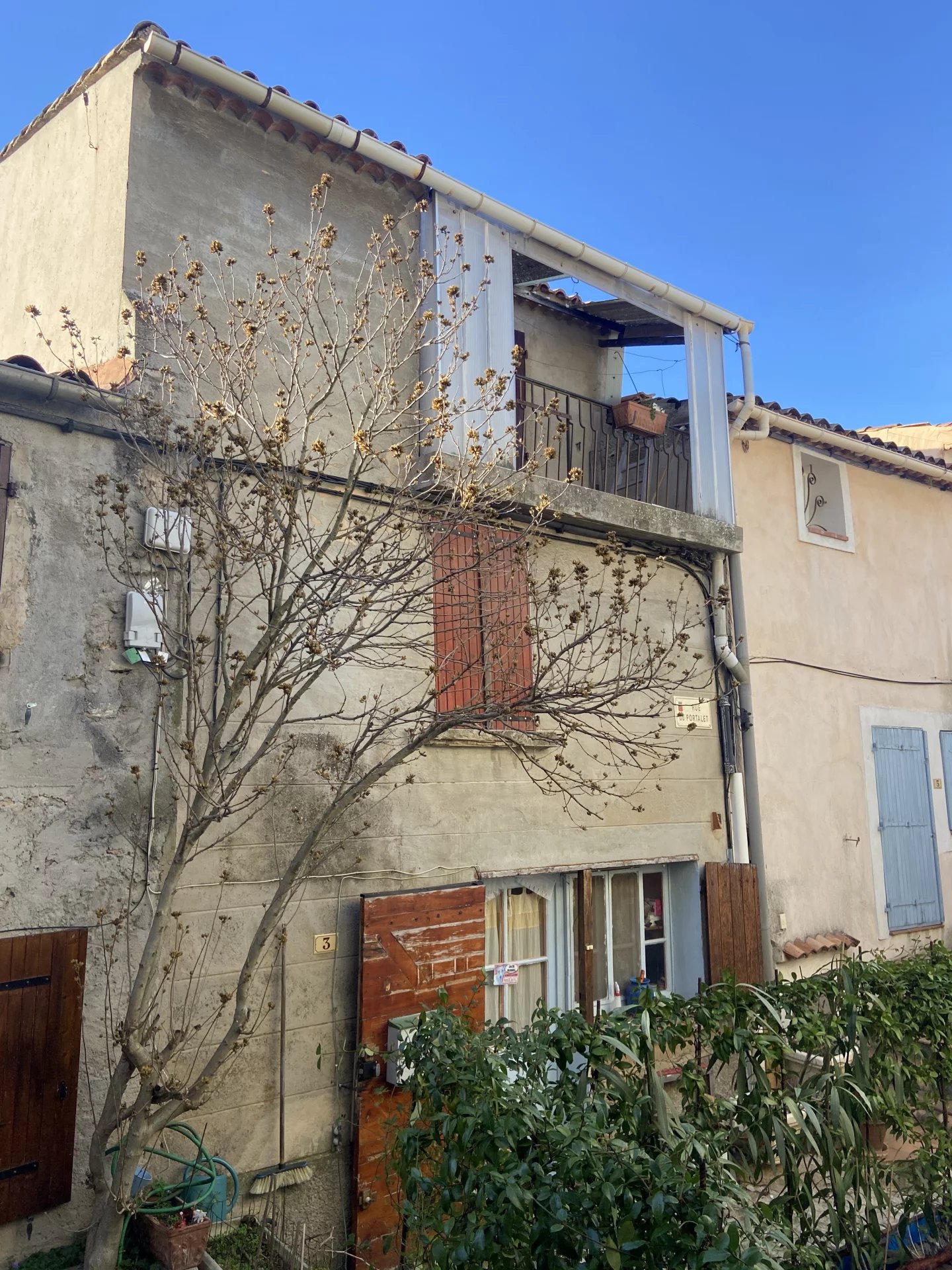 Maison de village à rénover entièrement avec terrasse, située au cœur des anciens remparts du château de Pontéves, dans le Var.